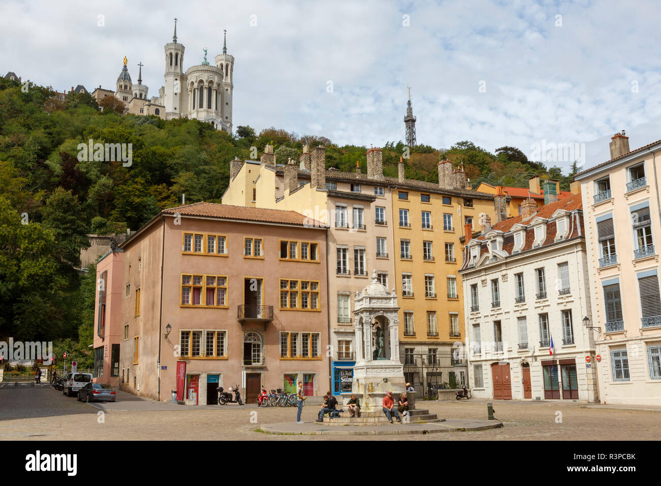 Vieux Lyon con la Basilica di Notre Dame de Fourviere sulla collina. La Francia. Foto Stock