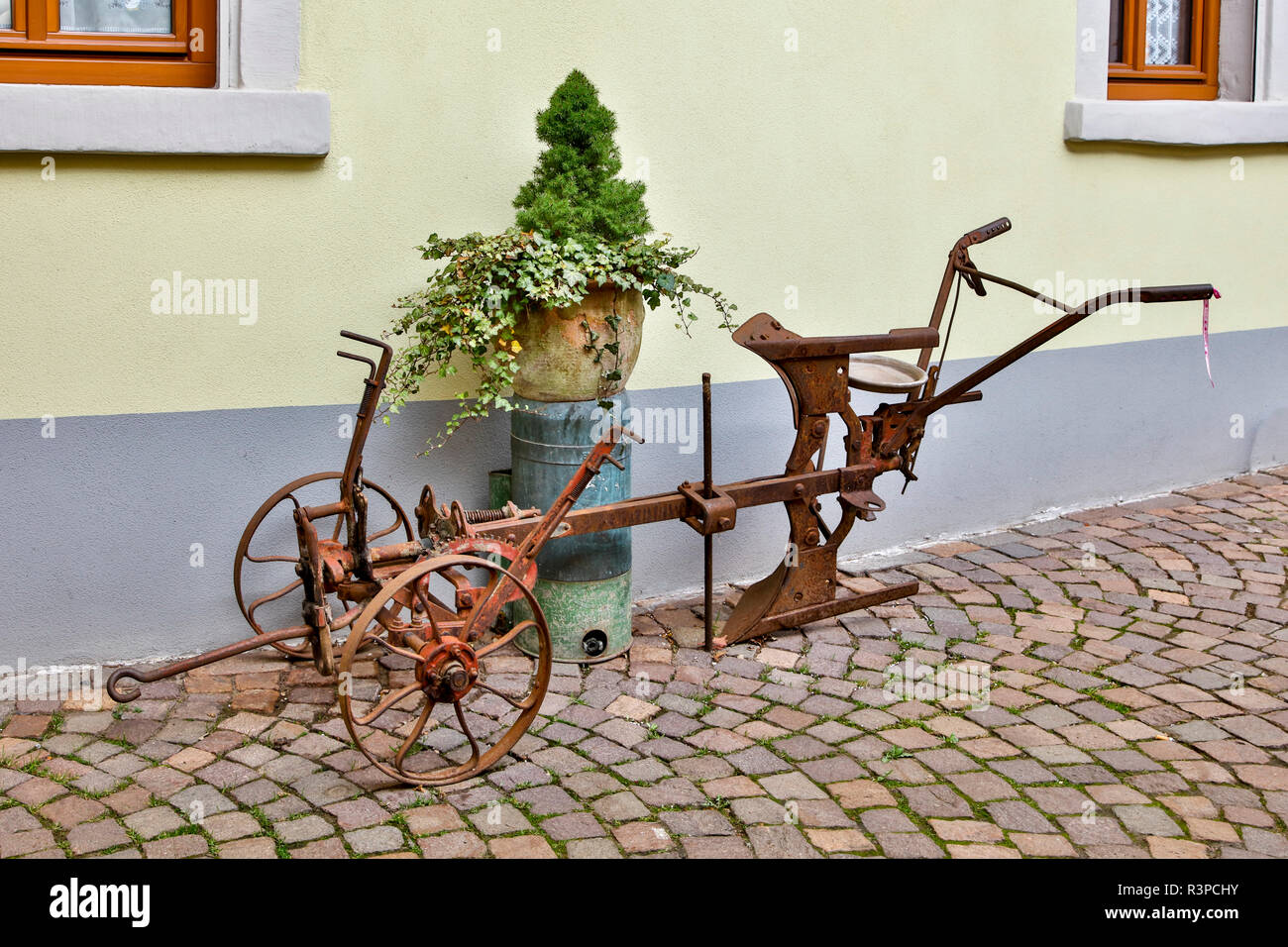 In Germania, in Renania Palatinato, Freinsheim, antico aratro Foto Stock
