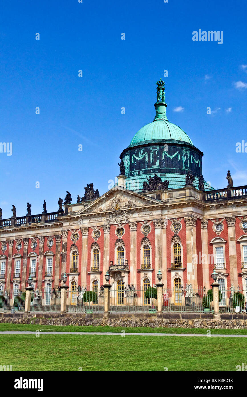 Potsdam, Brandeburgo, Germania. La facciata principale del barocco Palazzo Nuovo (Neues Palais) nel Sans Souci Park Foto Stock