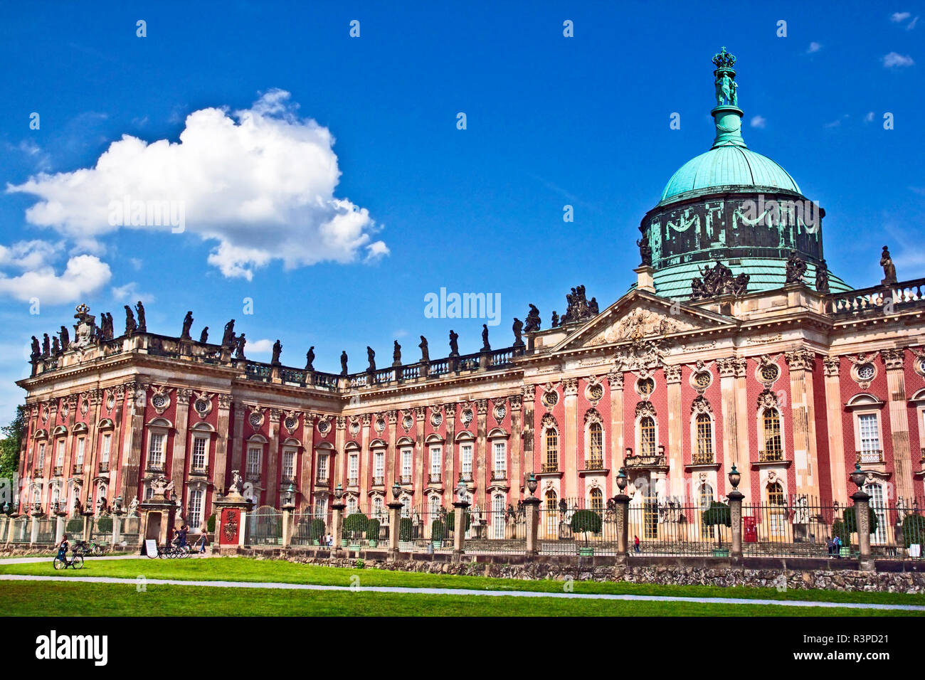 Potsdam, Brandeburgo, Germania. La facciata principale del barocco Palazzo Nuovo (Neues Palais) nel Sans Souci Park Foto Stock
