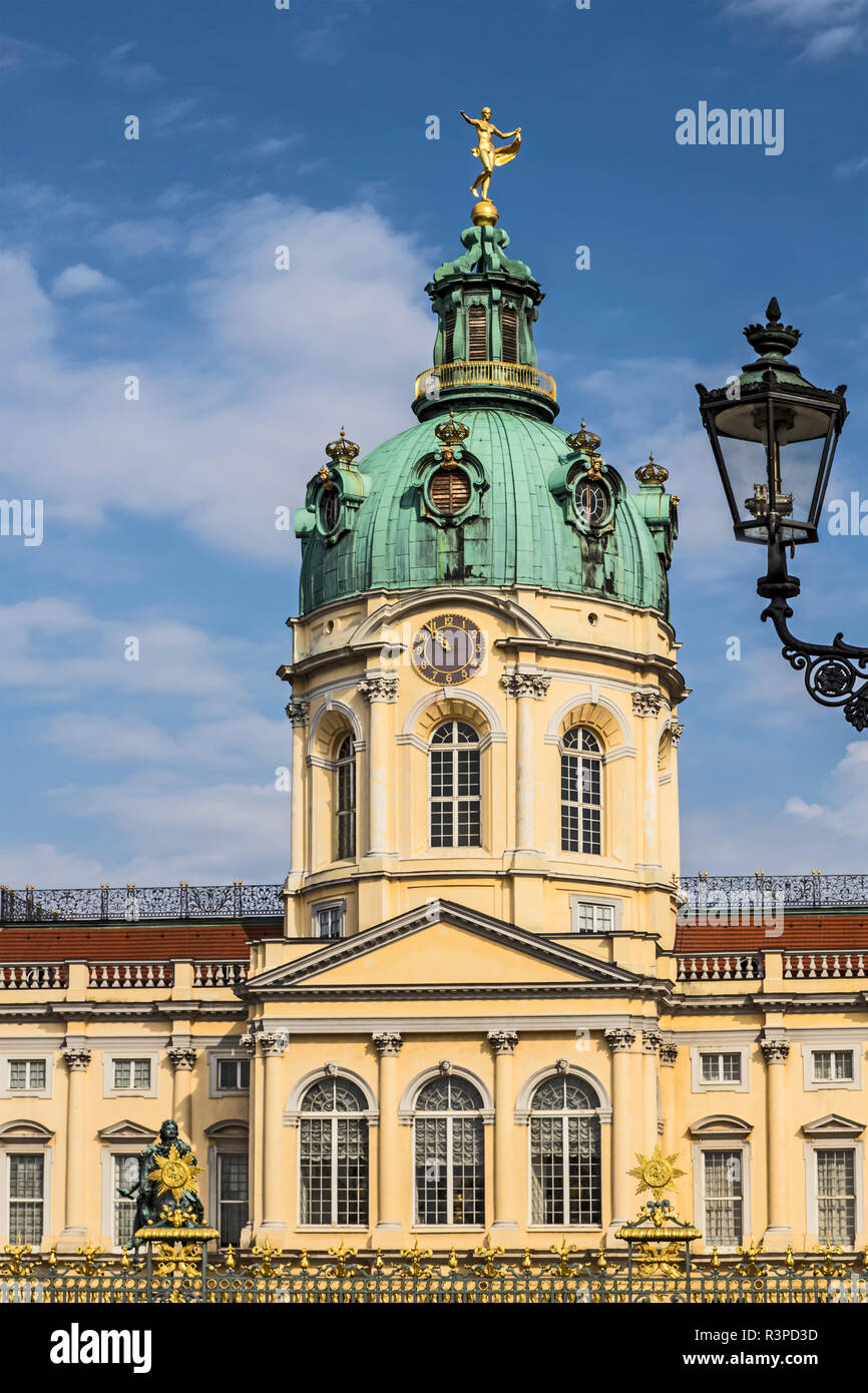 Germania, Berlino, Palazzo di Charlottenburg. Facciata e cupola lungo con un ornato street lampione Foto Stock