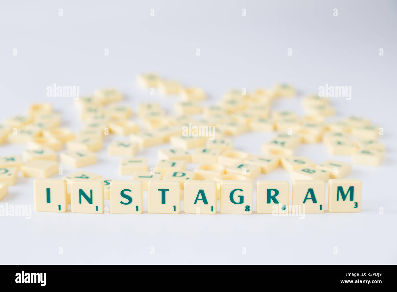 Focus sulla parola 'Instagram' fatto di gioco SCRABBLE lettera di piastrelle con valore di punteggio, piastrelle casuale miscelato fino in background. Profondità di campo. Foto Stock