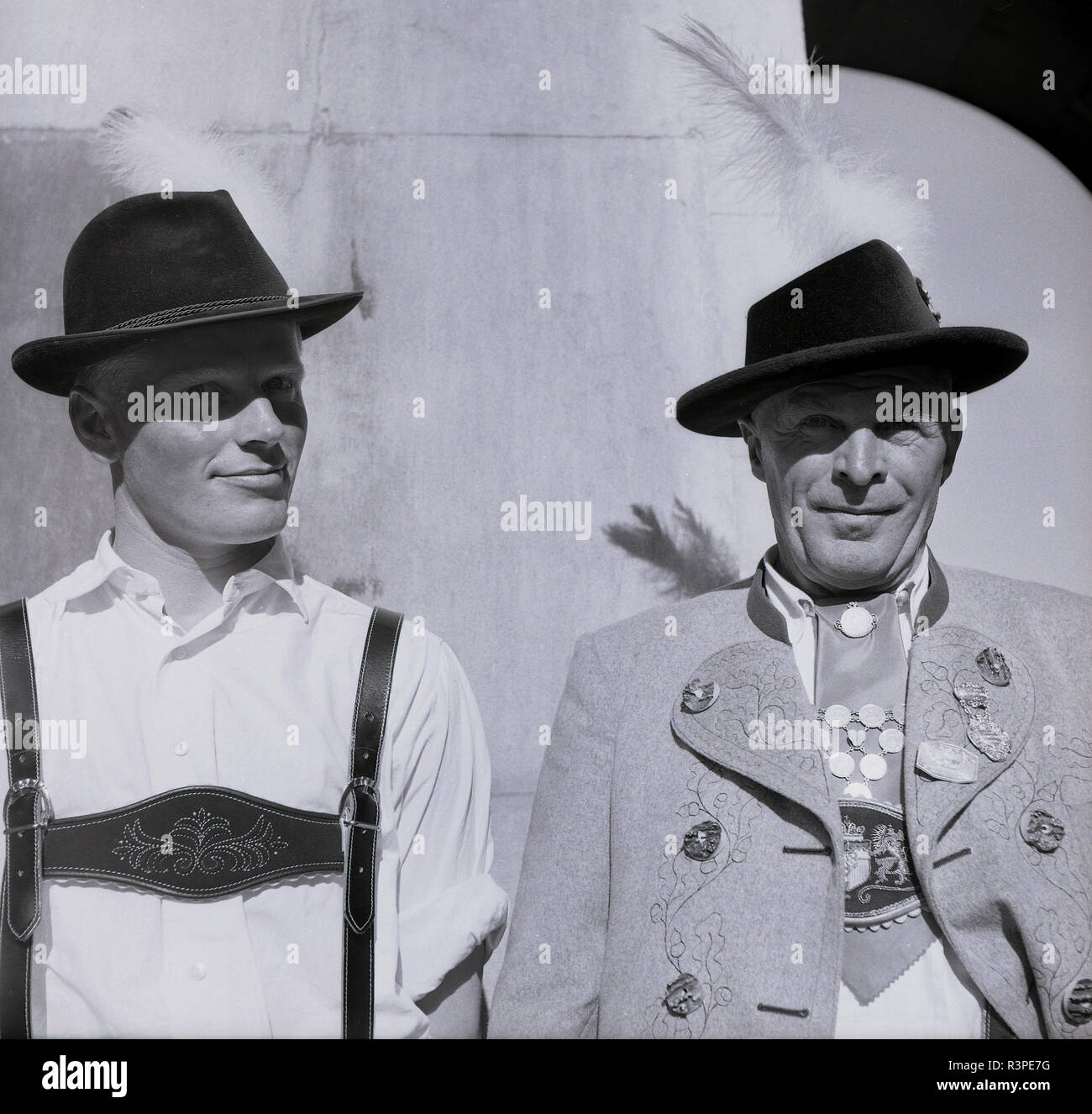 Degli anni Cinquanta, storico, Baviera, Germania, due uomini tedeschi indossando il tradizionale bavarese compresi vestiti tirolesi alpini o cappelli. Foto Stock