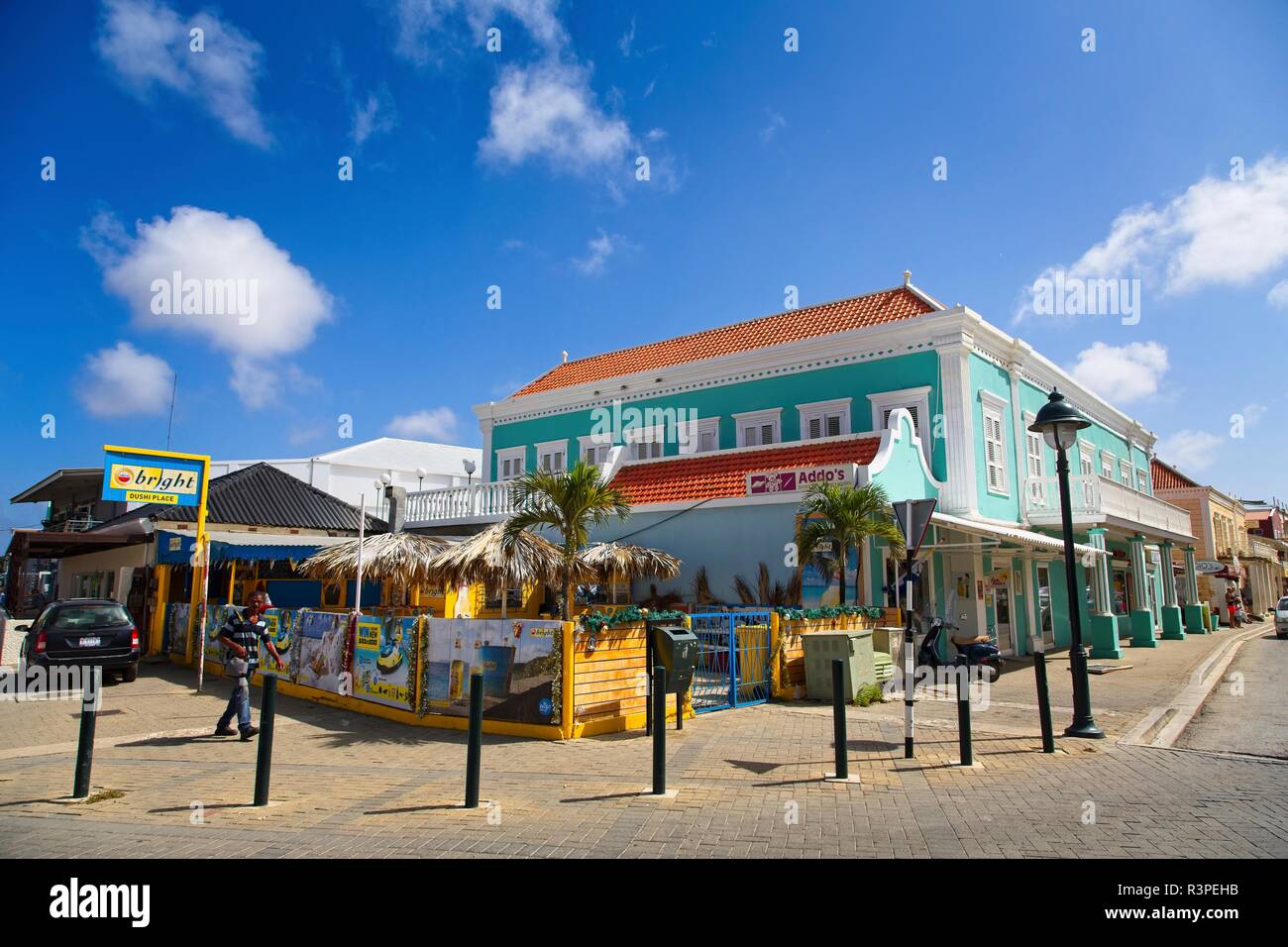 Un angolo bar in Bonaire nel cuore del quartiere dello shopping Foto Stock