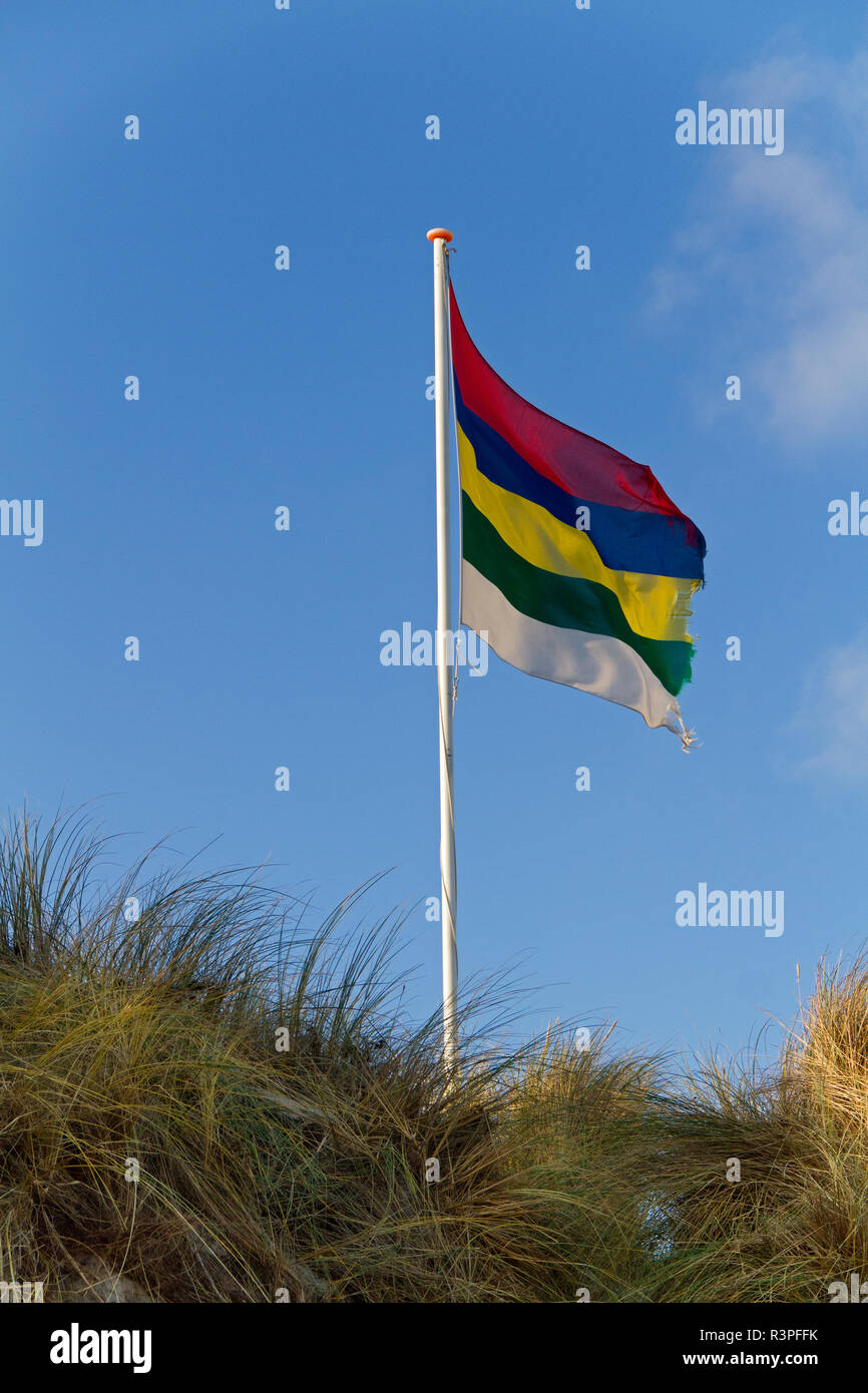 Contrassegno colorato dell'isola olandese di Terschelling sventolare sulla cima di una duna Foto Stock Contrassegno colorato dell'isola olandese di Terschelling sventolare sulla cima di una duna Foto Stock