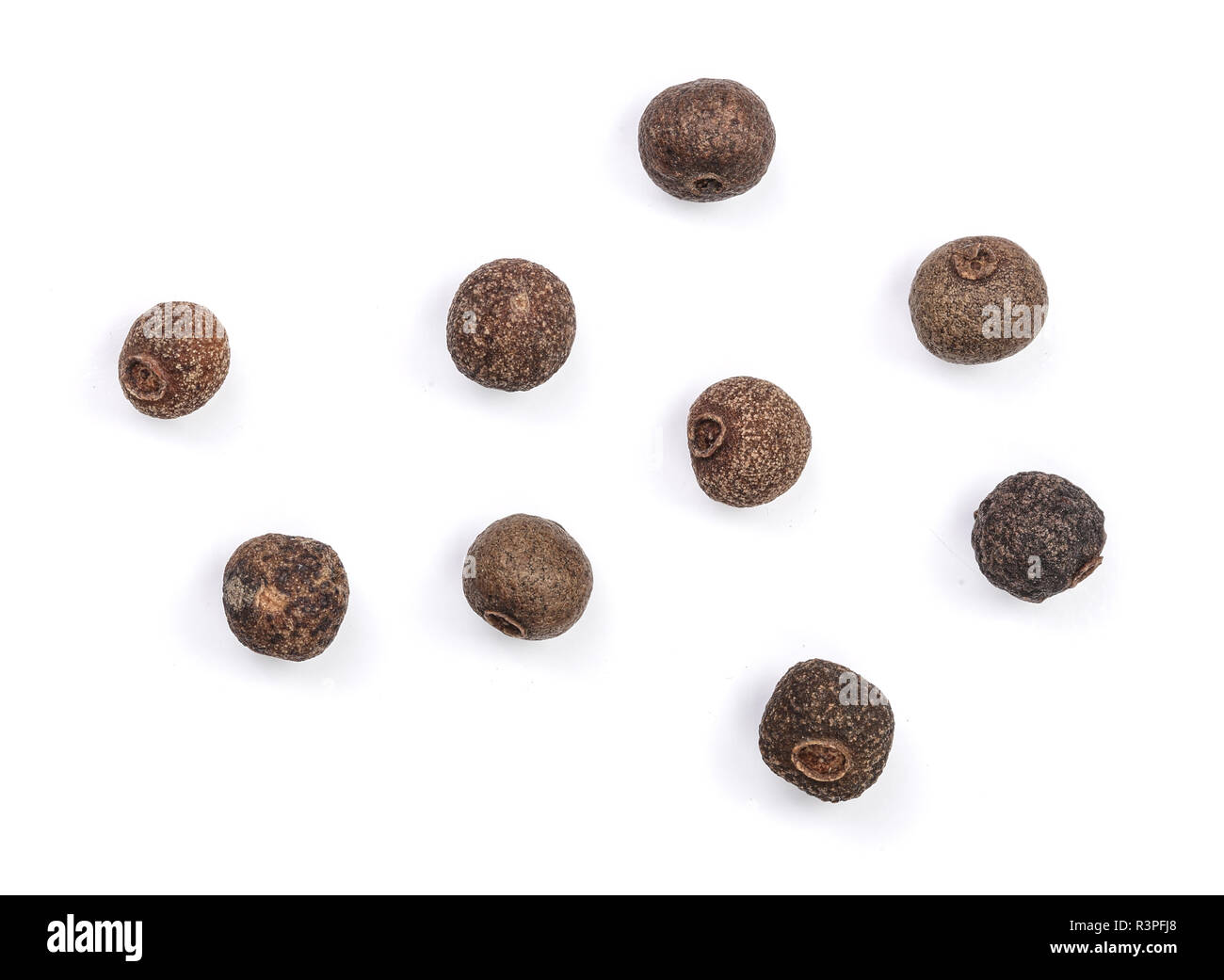 Allspices o pepe di Giamaica isolati su sfondo bianco. Vista superiore Foto Stock