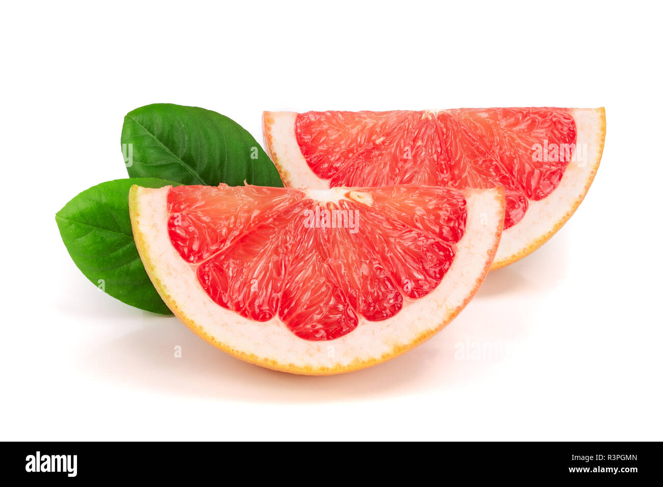 Due fette di pompelmo con foglie isolati su sfondo bianco Foto Stock