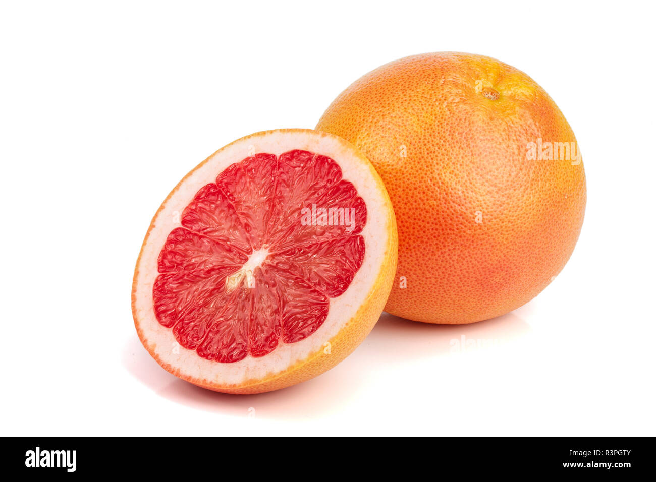 Pompelmo e metà isolato su sfondo bianco Foto Stock