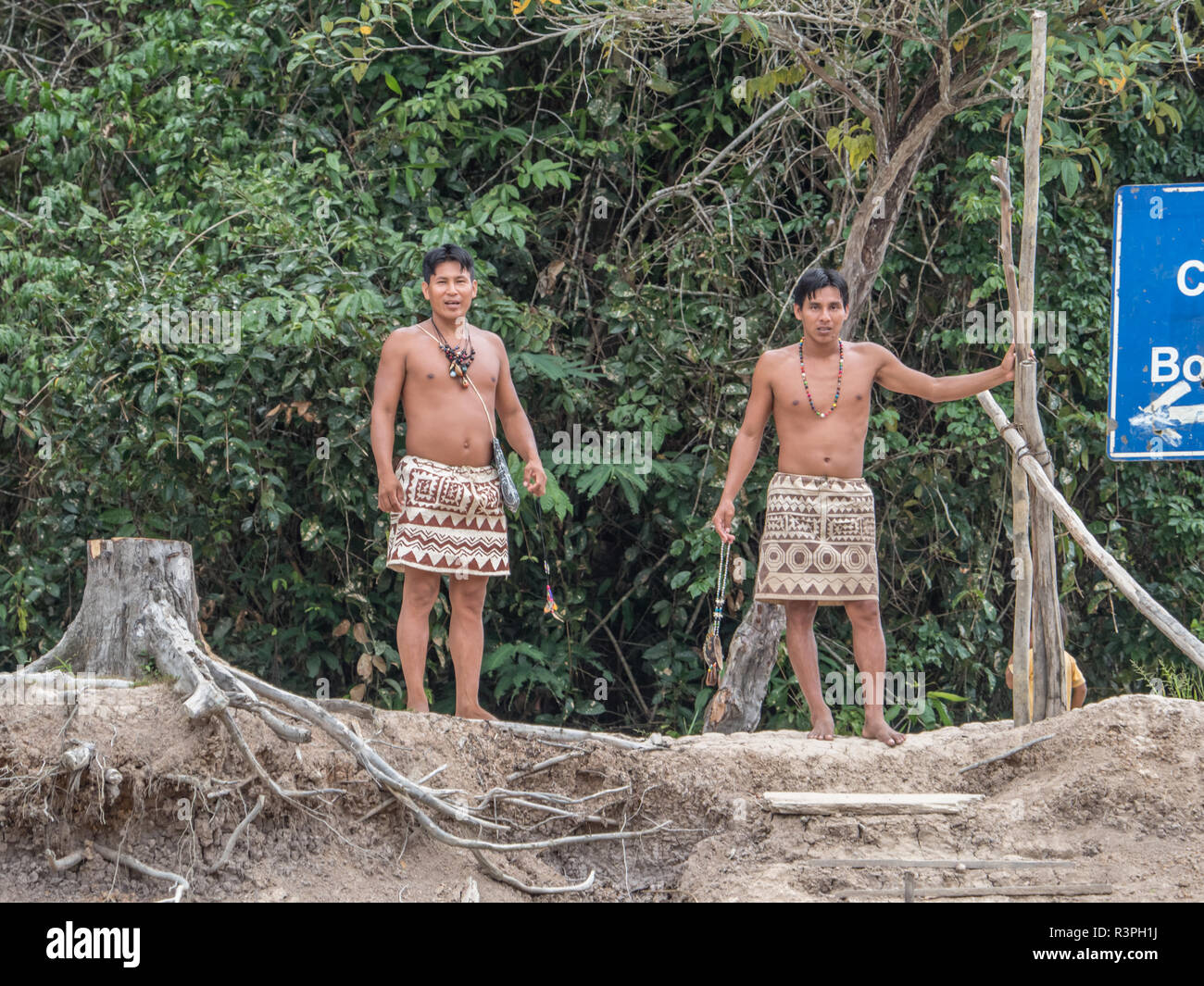 Iquitos, Perù- Sep 26, 2018: indiani della tribù Bora nel suo costume locale Foto Stock