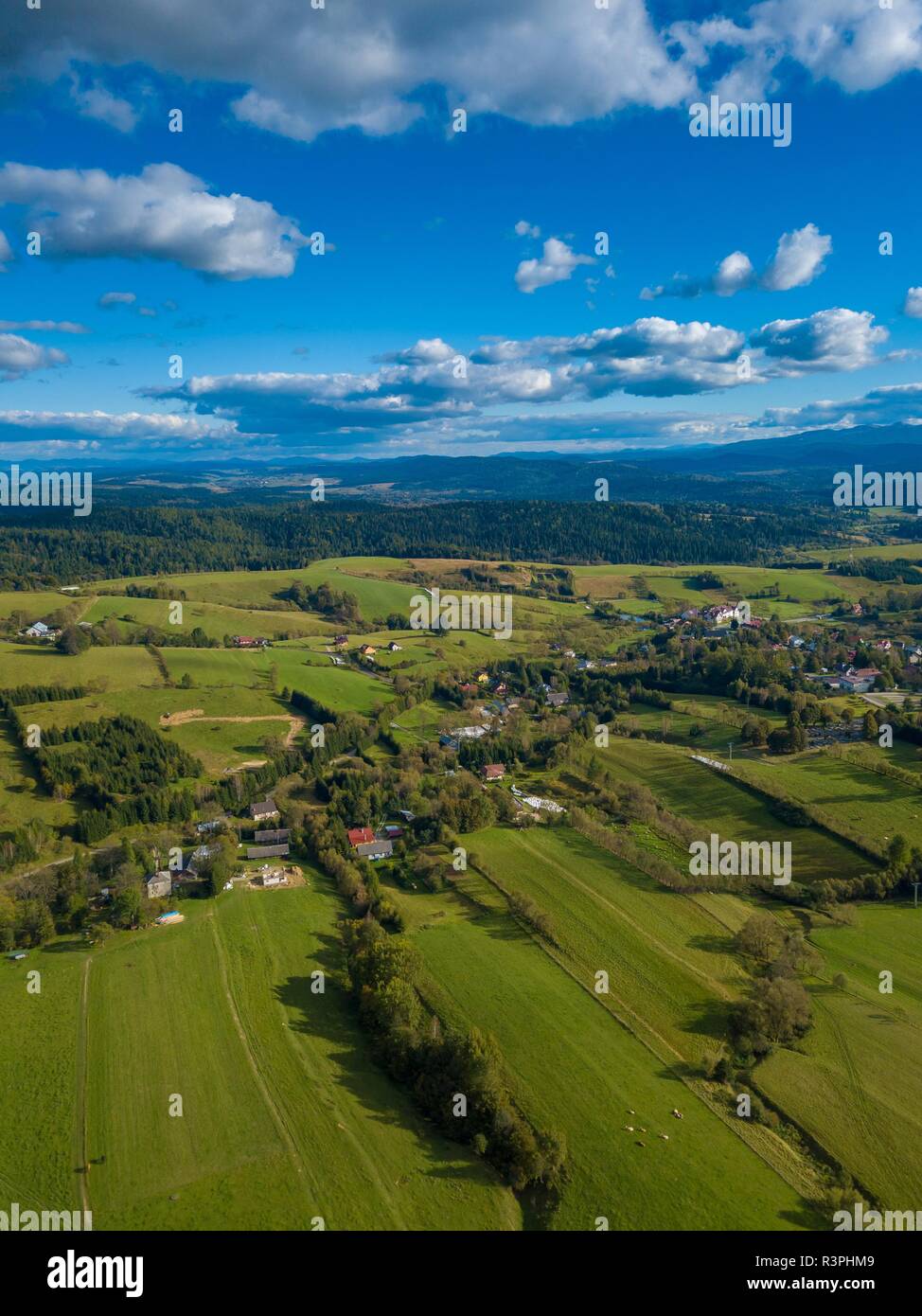 Vista aerea sul villaggio Lutowiska nei monti Bieszczady in Polonia - drone paesaggio. Foto Stock