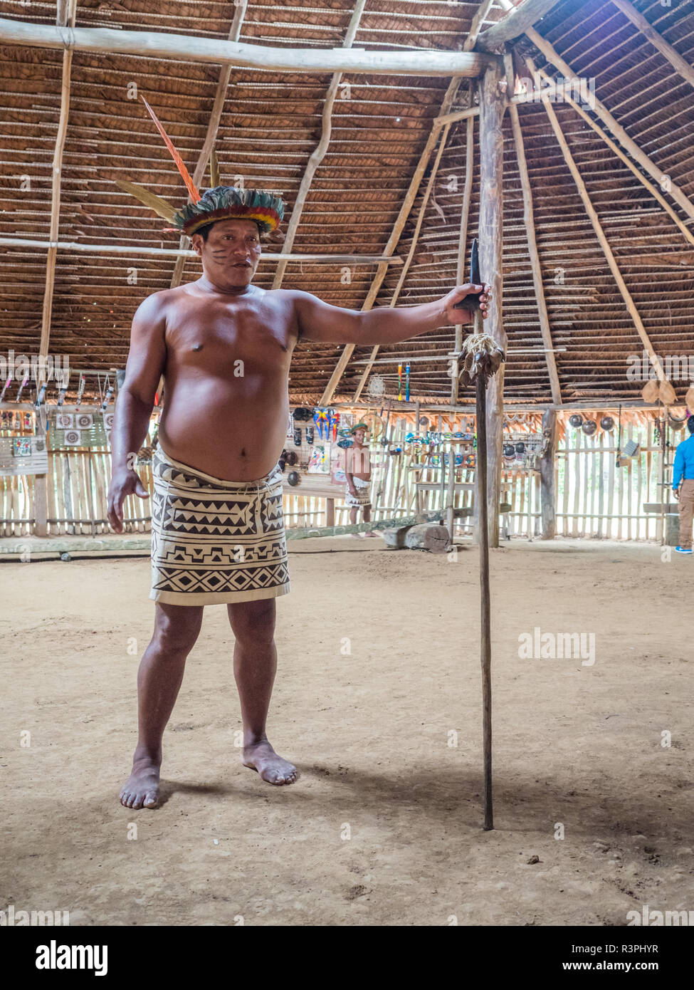 Iquitos, Perù- Sep 26, 2018: Indiano da Bora tribù nel suo costume locale Foto Stock