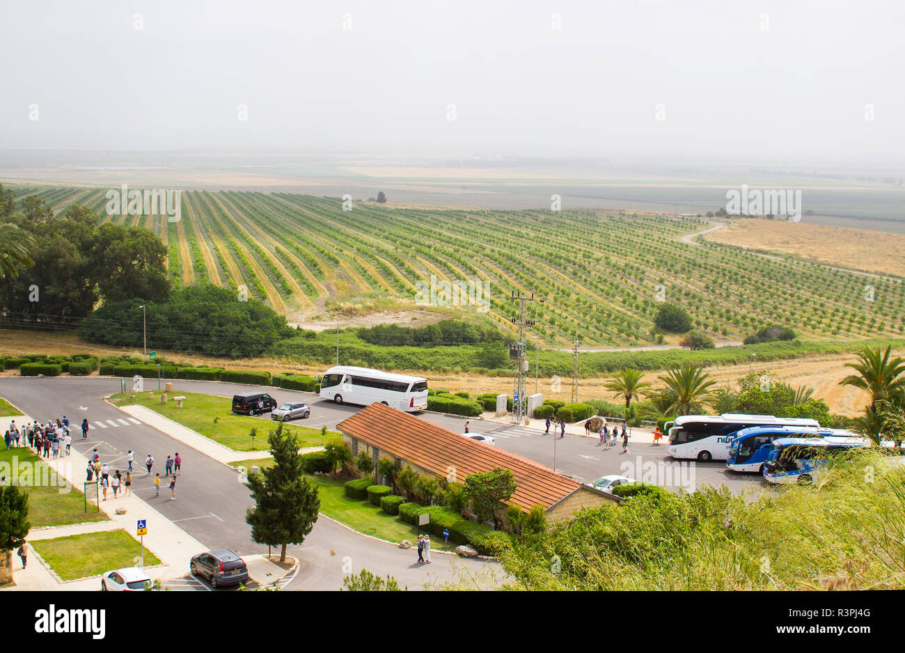 La fertile valle di Jezreel presi dallo storico Tel Meghiddo in Bassa Galilea Israele. Te al parcheggio per i visitatori è in primo piano Foto Stock