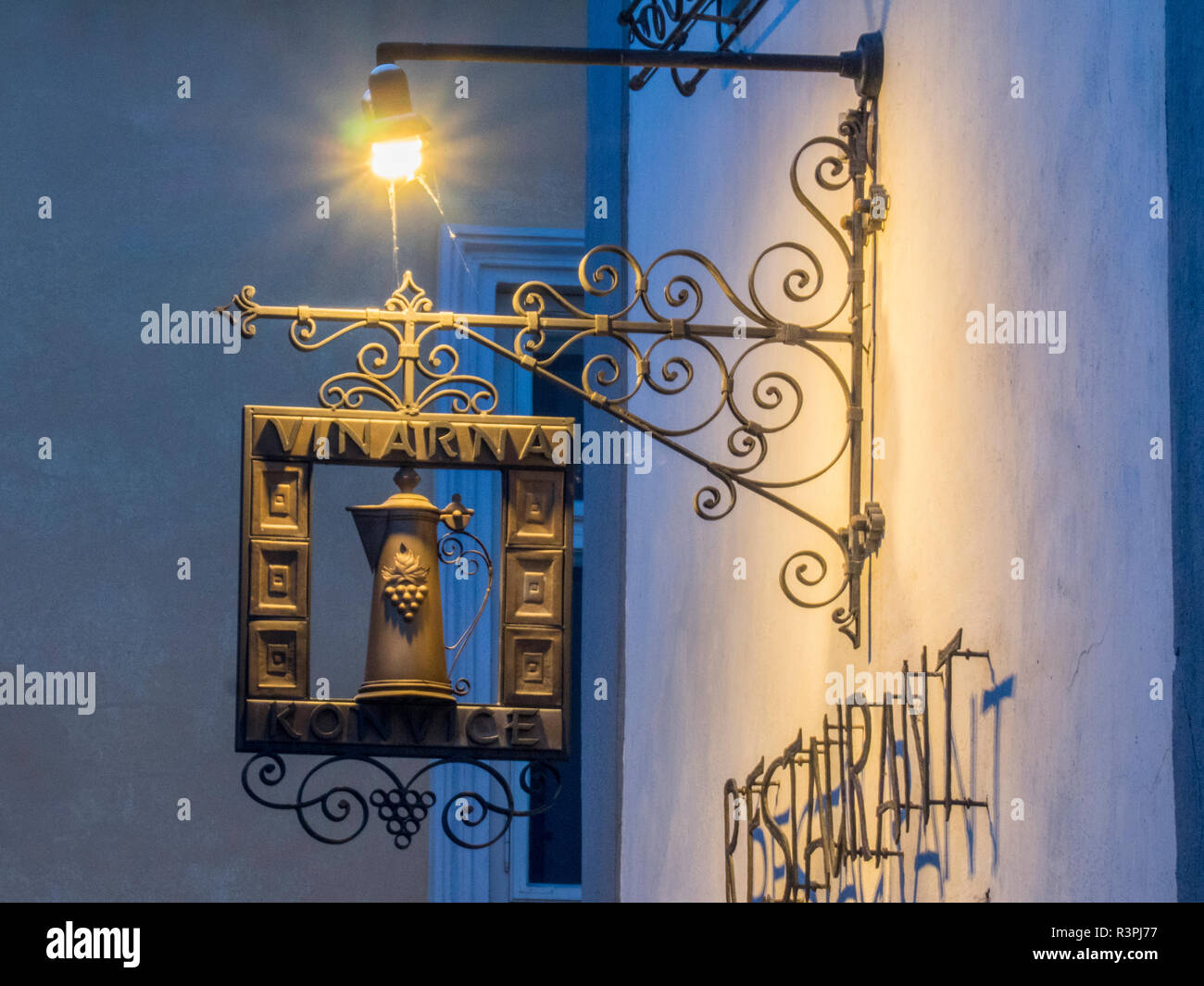 Repubblica ceca, Chesky Krumlov. Segnaletica in caratteristico ristorante sulla porta. Foto Stock