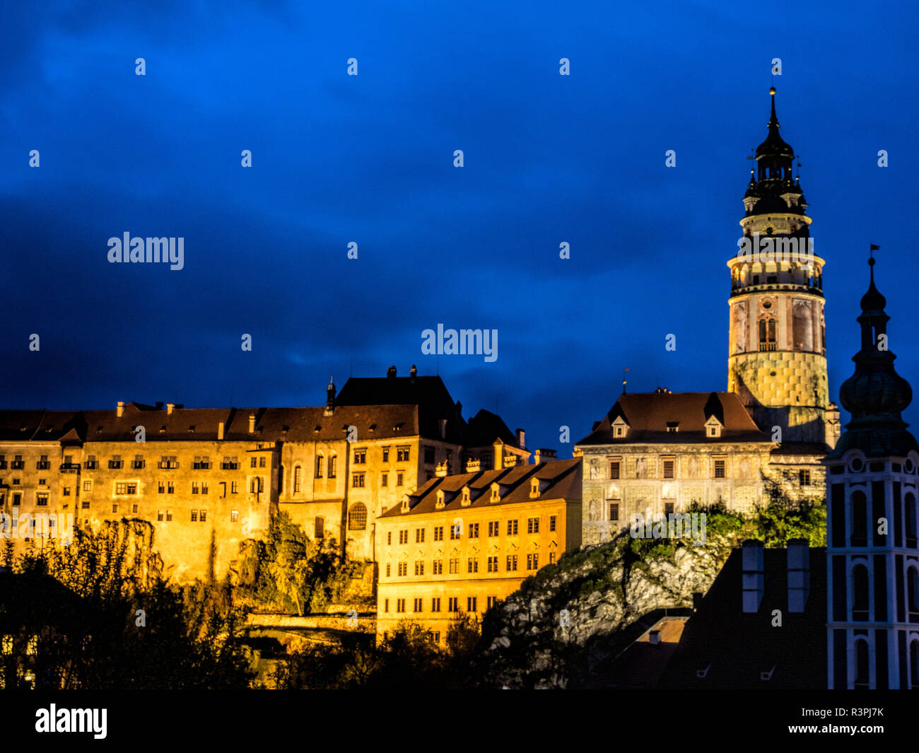 Repubblica ceca, Chesky Krumlov. Vista di Chesky Krumlov e castello di notte. Foto Stock