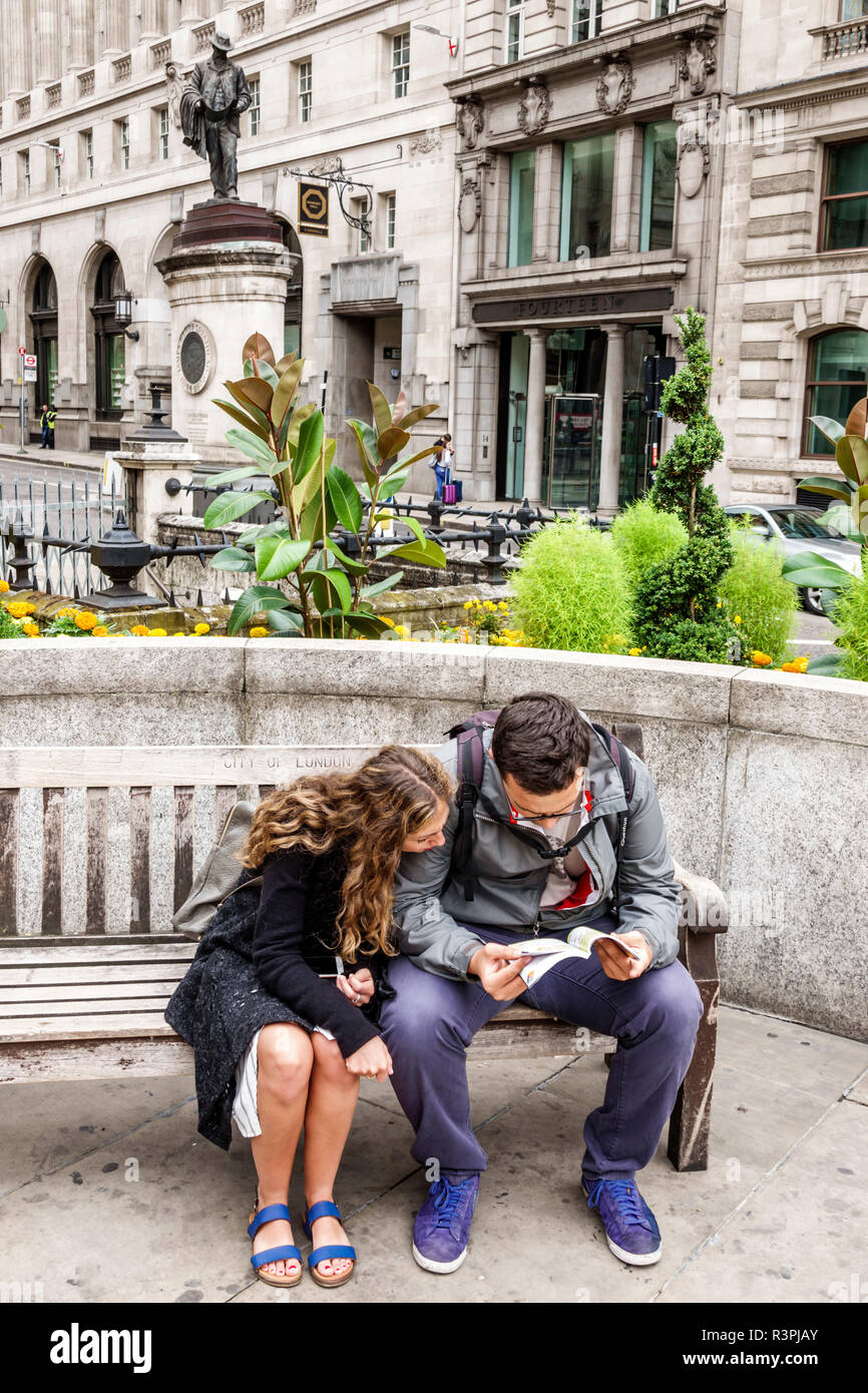 City of London England,UK Financial center,Royal Exchange building,esterno,plaza,giardino,panca,uomo uomo maschio,donna donna donna donna,coppia,r Foto Stock