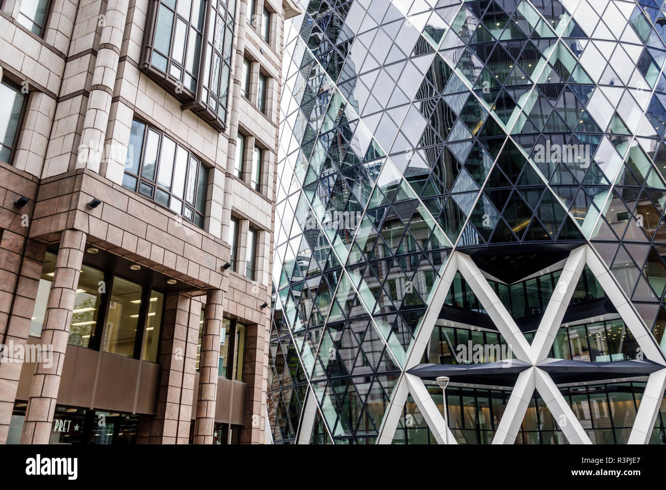 City of London England,UK Financial Center,Lime Street,Willis building,Gherkin,grattacielo commerciale,architettura,Norman Foster,vetro,triangoli Foto Stock