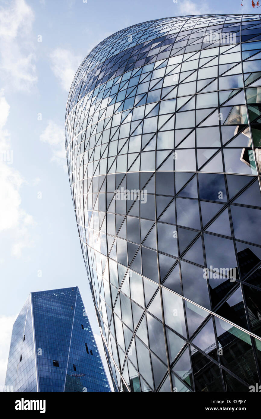 City of London England,UK Financial Center,Lime Street,Willis building,Gherkin,grattacielo commerciale,architettura,Norman Foster,vetro,triangoli Foto Stock