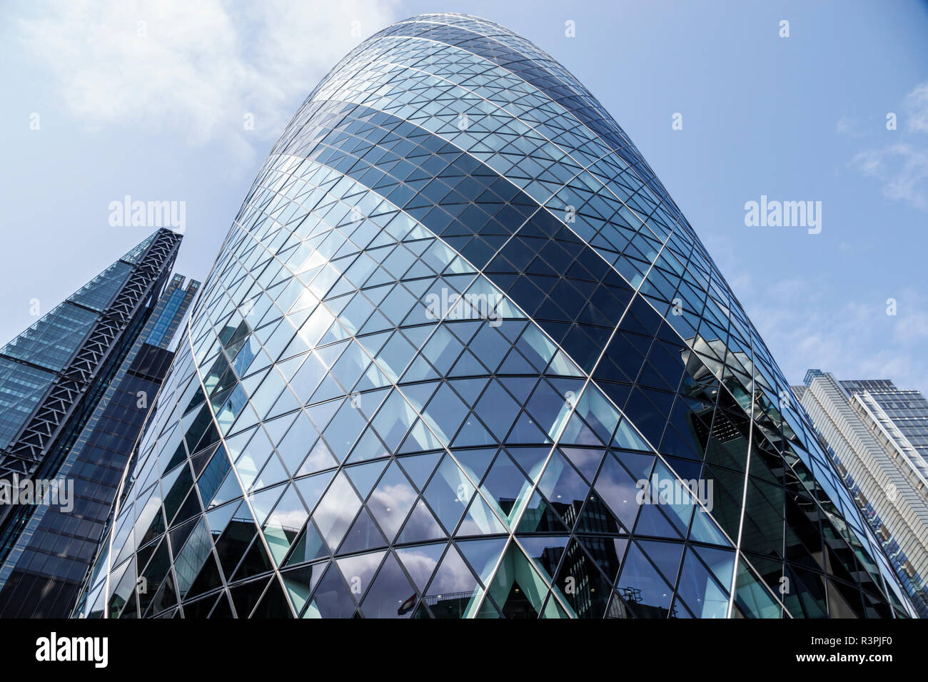City of London England,UK Financial Center,Lime Street,Willis building,Gherkin,grattacielo commerciale,architettura,Norman Foster,vetro,triangoli Foto Stock