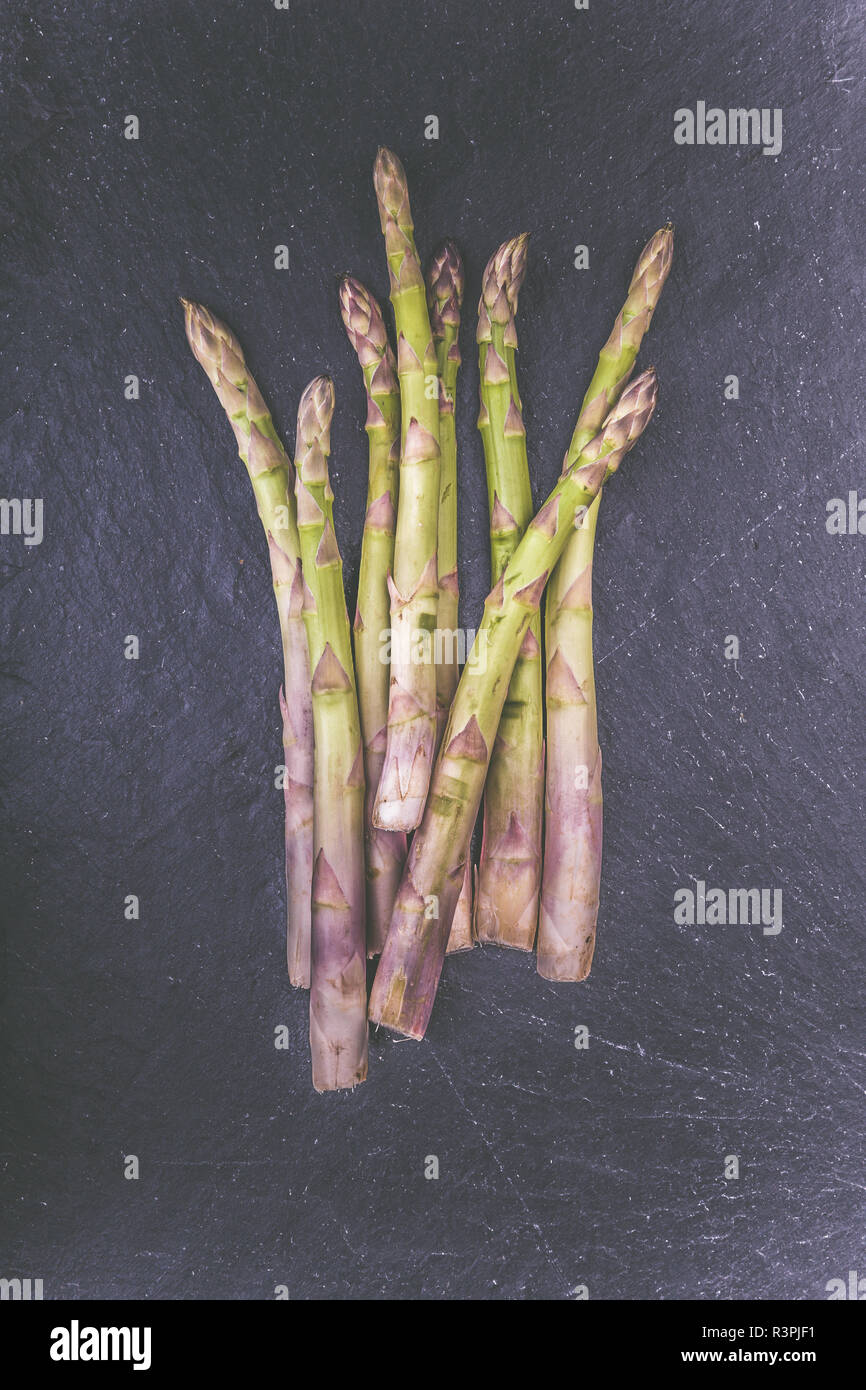 Freschi asparagi verdi su un piatto di ardesia Foto Stock