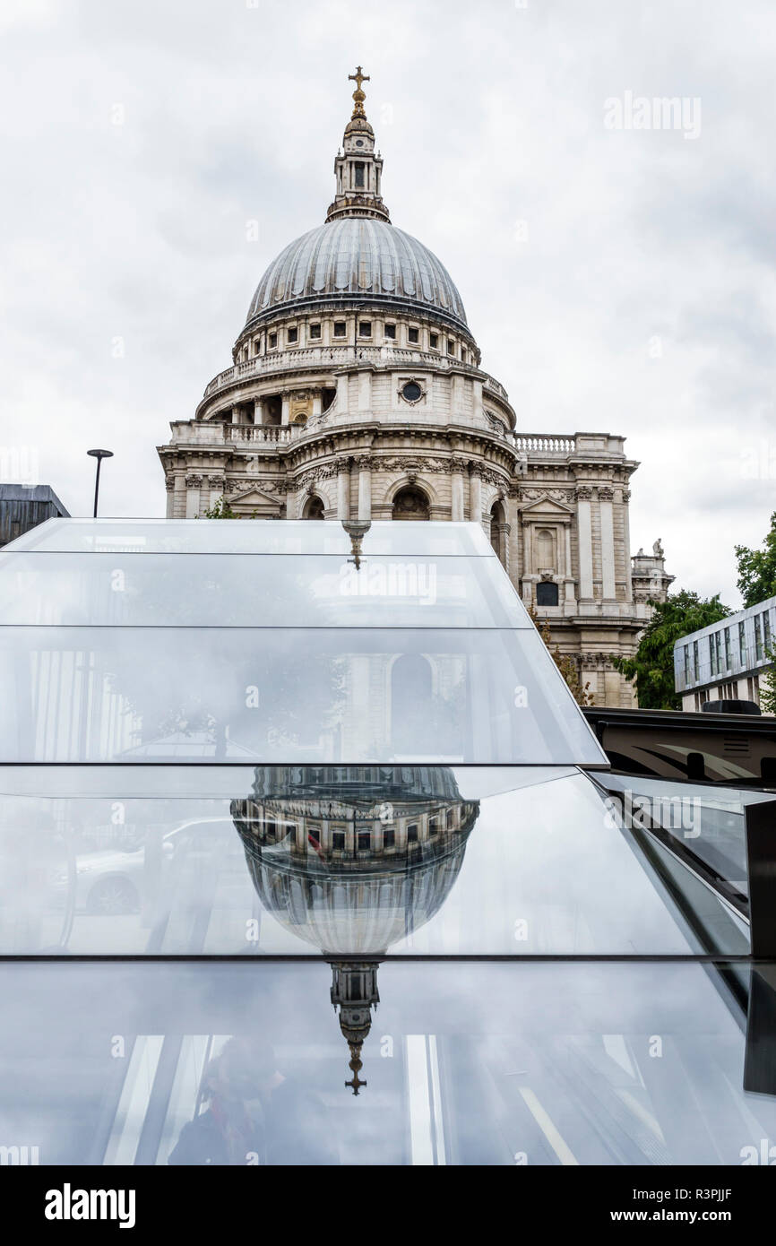 City of London England,UK Ludgate Hill,St Paul's Cathedral,Mother Church,Anglican,Religion,Historic,Grade i listed,dome,mirror reflection on glass,UK Foto Stock