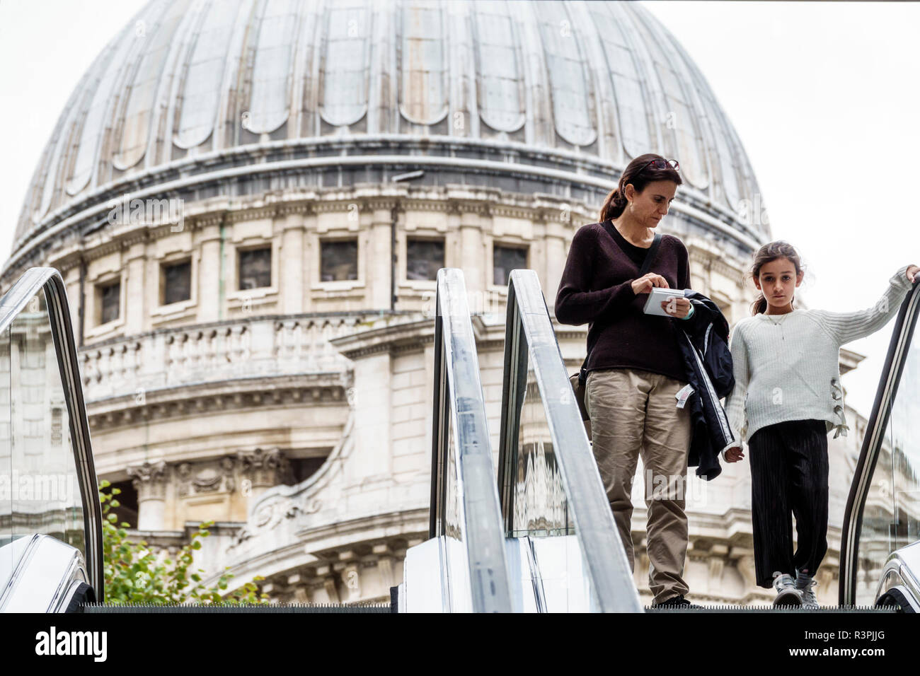 City of London England, UK One New Change Mall, centro commerciale, scala mobile, vista della cupola della cattedrale di St. Paul, donne femminili, ragazze ragazze, k Foto Stock