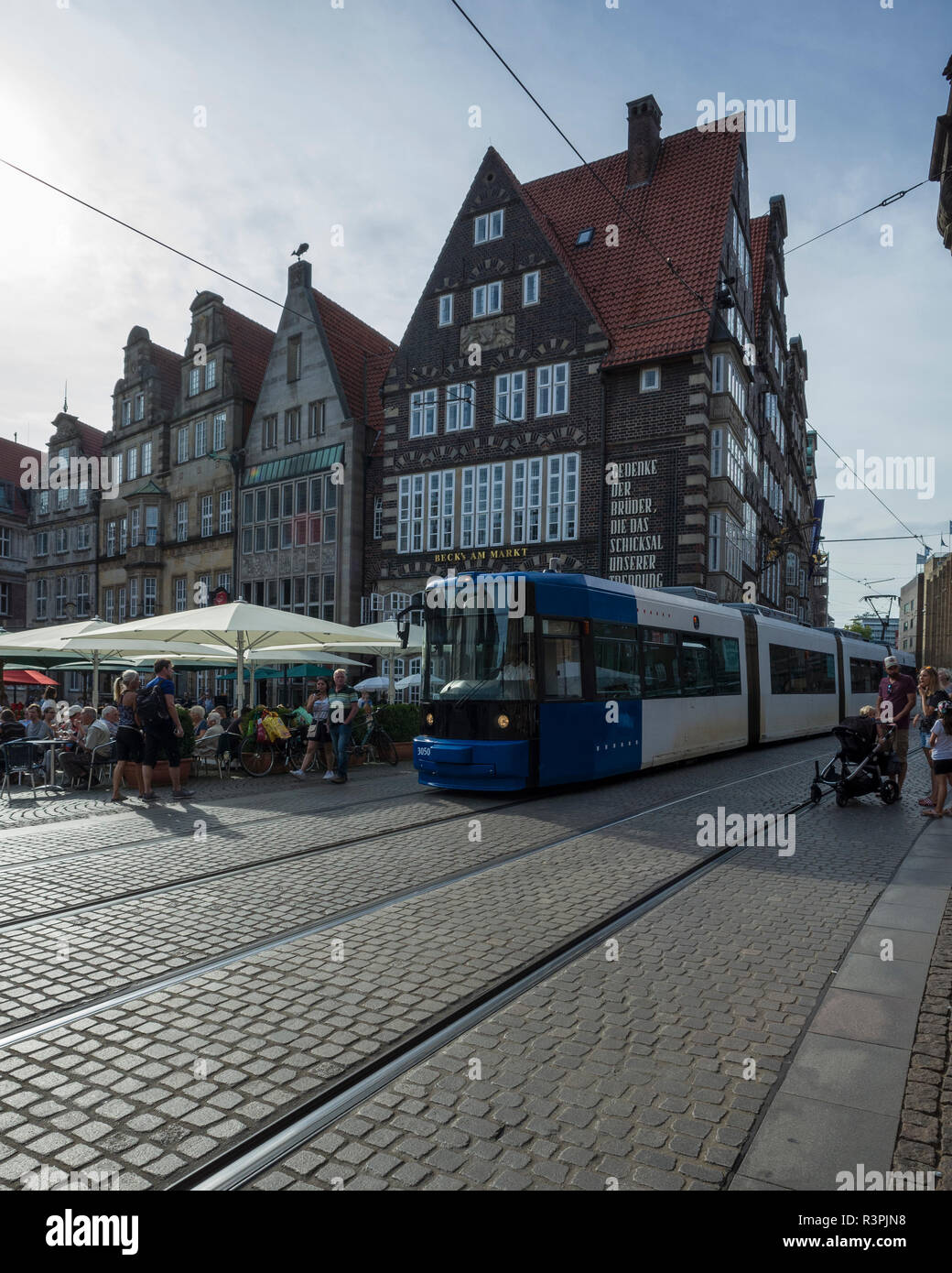 Marktplatz, Bremen. Deutschland. Germania. Una vista dal municipio di tutta la piazza del mercato. Il tram passa attraverso la piazza del mercato. Foto Stock