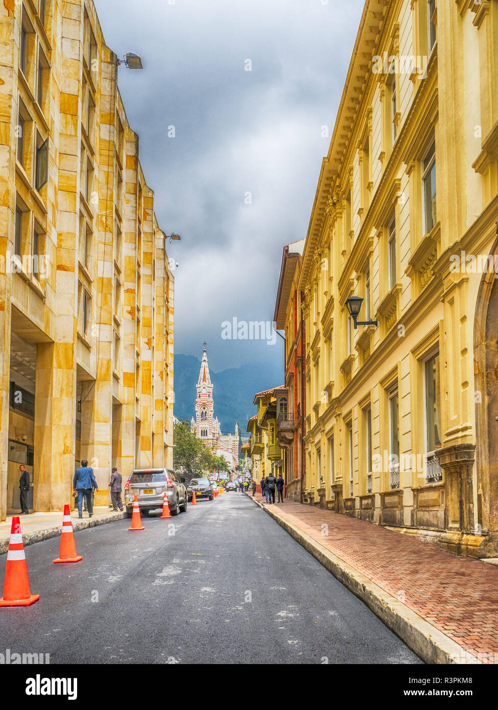 Bogotà, Colombia - 13 Settembre 2013: Street di Bogotà e di vista sul Santuario Nuestra Señora del Carmen, La Candelaria distretto. Foto Stock