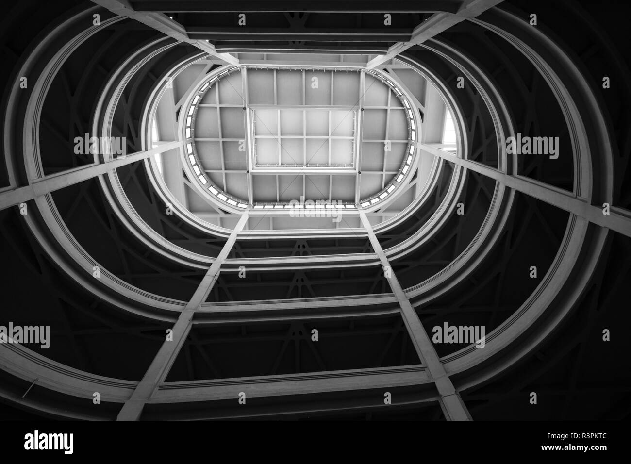 Rampa a spirale che conduce al tetto della pista di prova presso la vecchia fabbrica della Fiat di Torino Italia, costruito nel 1920s. Edificio è stato trasformato in un impiego misto spazio Foto Stock