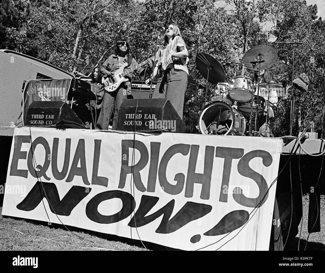 Tutti femmina band suona presso la seconda giornata annuale nel parco per i diritti della donna, 3/13/1977, il Golden Gate Park di San Francisco, CA Foto Stock