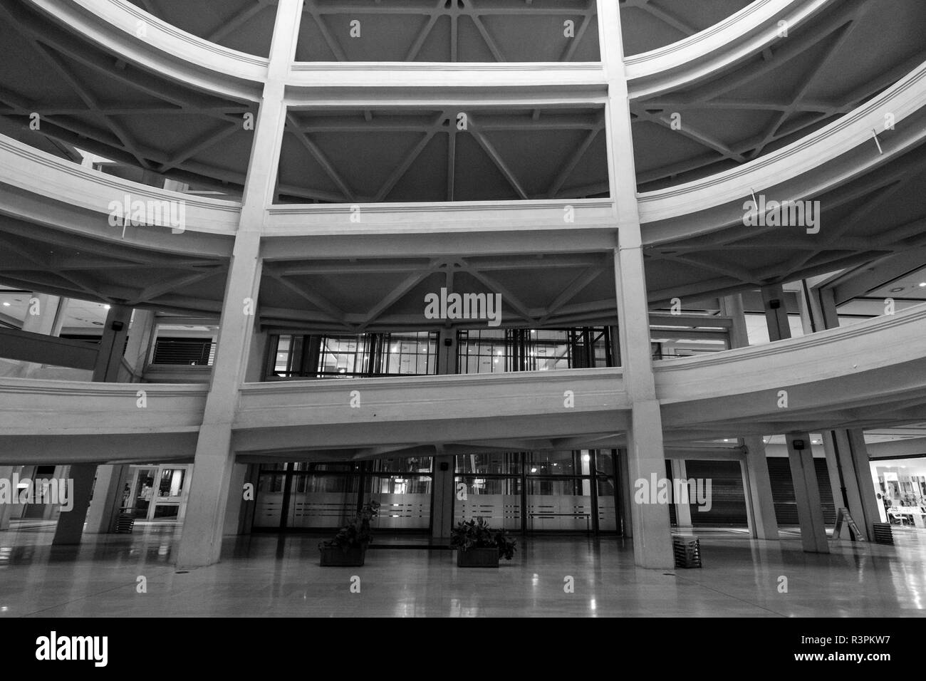 Rampa a spirale che conduce al tetto della pista di prova presso la vecchia fabbrica della Fiat di Torino Italia, costruito nel 1920s. Edificio è stato trasformato in un impiego misto spazio Foto Stock