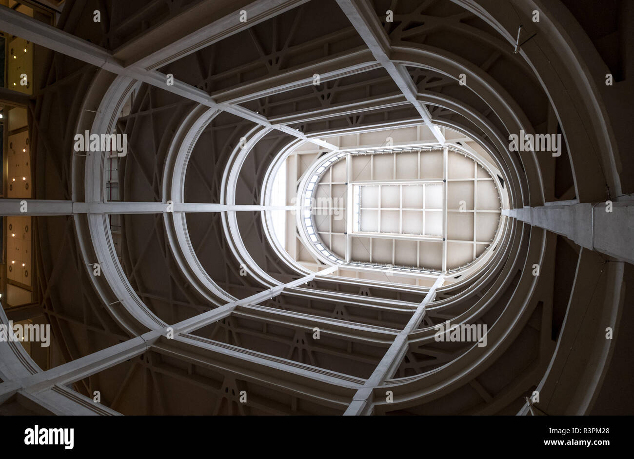 Rampa a spirale che conduce al tetto della pista di prova presso la vecchia fabbrica della Fiat di Torino Italia, costruito nel 1920s. Edificio è stato trasformato in un impiego misto spazio Foto Stock