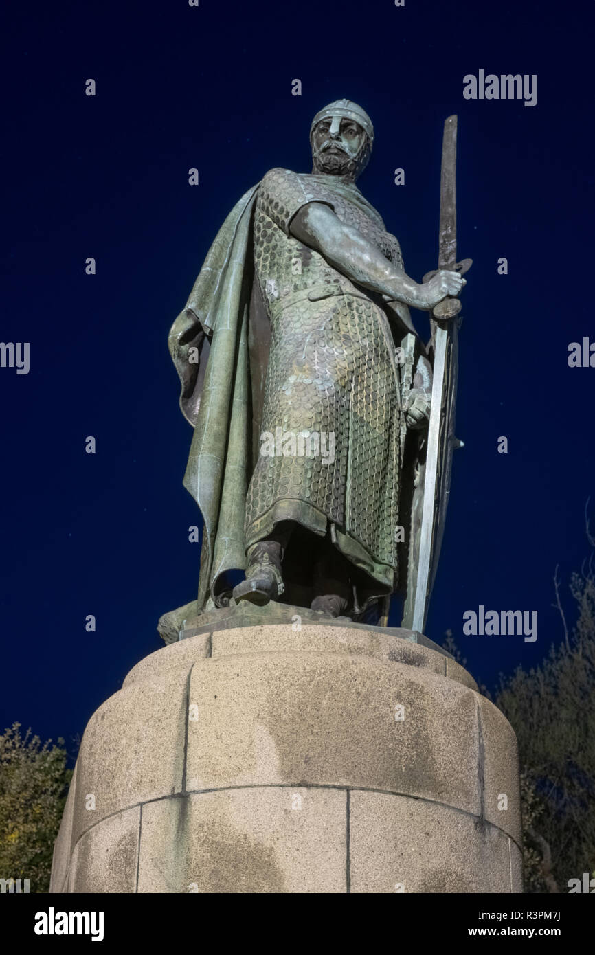 Statua del re Dom Afonso Henriques dalla collina sacra nella città di Guimaraes. Il primo re del Portogallo nel XII secolo. Patrimonio Mondiale UNESCO Foto Stock