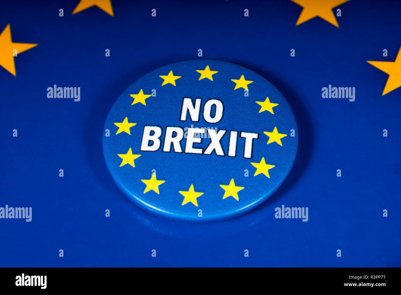 London, Regno Unito - 20 Novembre 2018: Nessun BREXIT pin badge, nella foto sopra la bandiera dell'Unione europea. Foto Stock