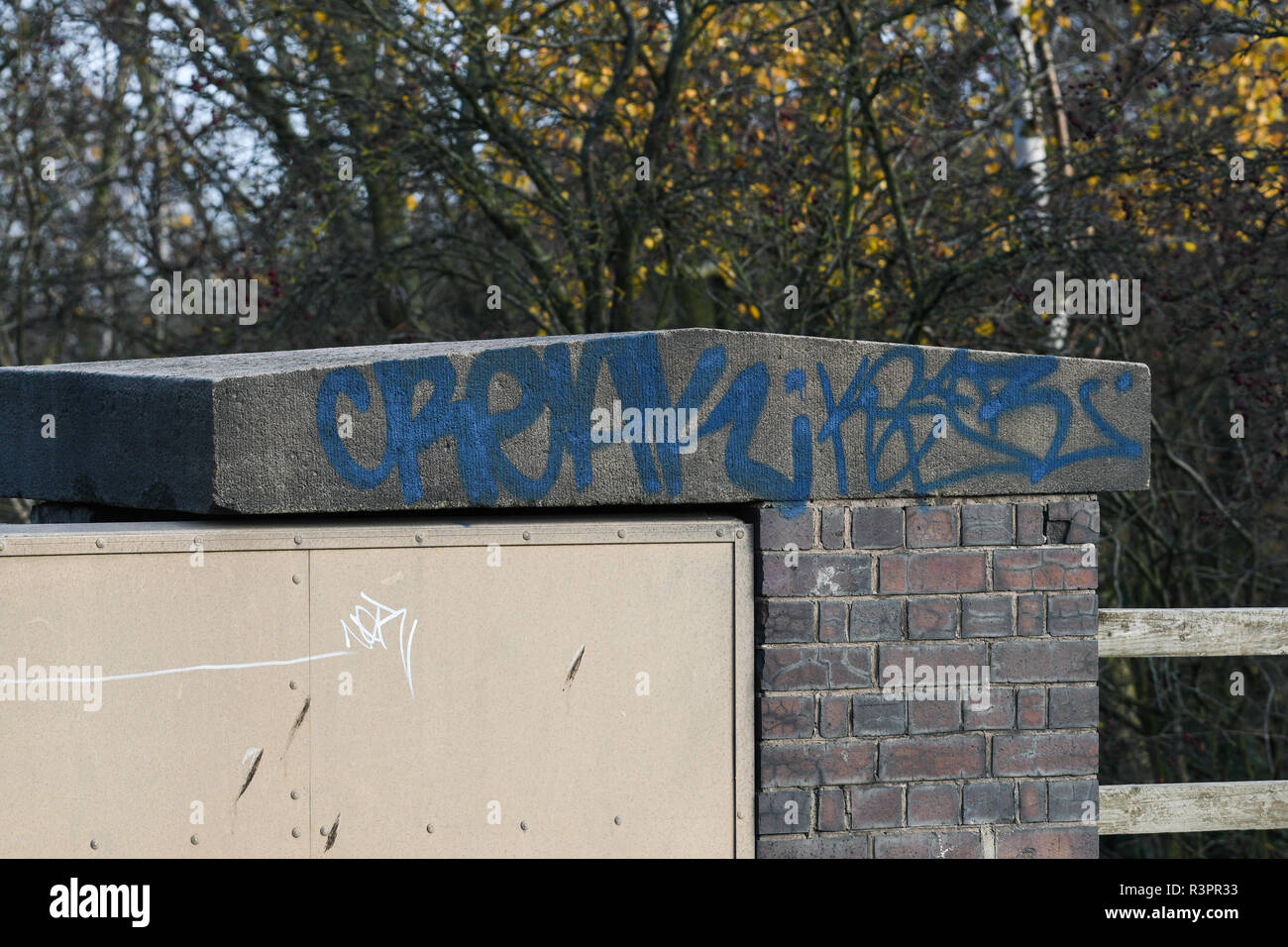 Graffiti su un parapetto di ponte Foto Stock
