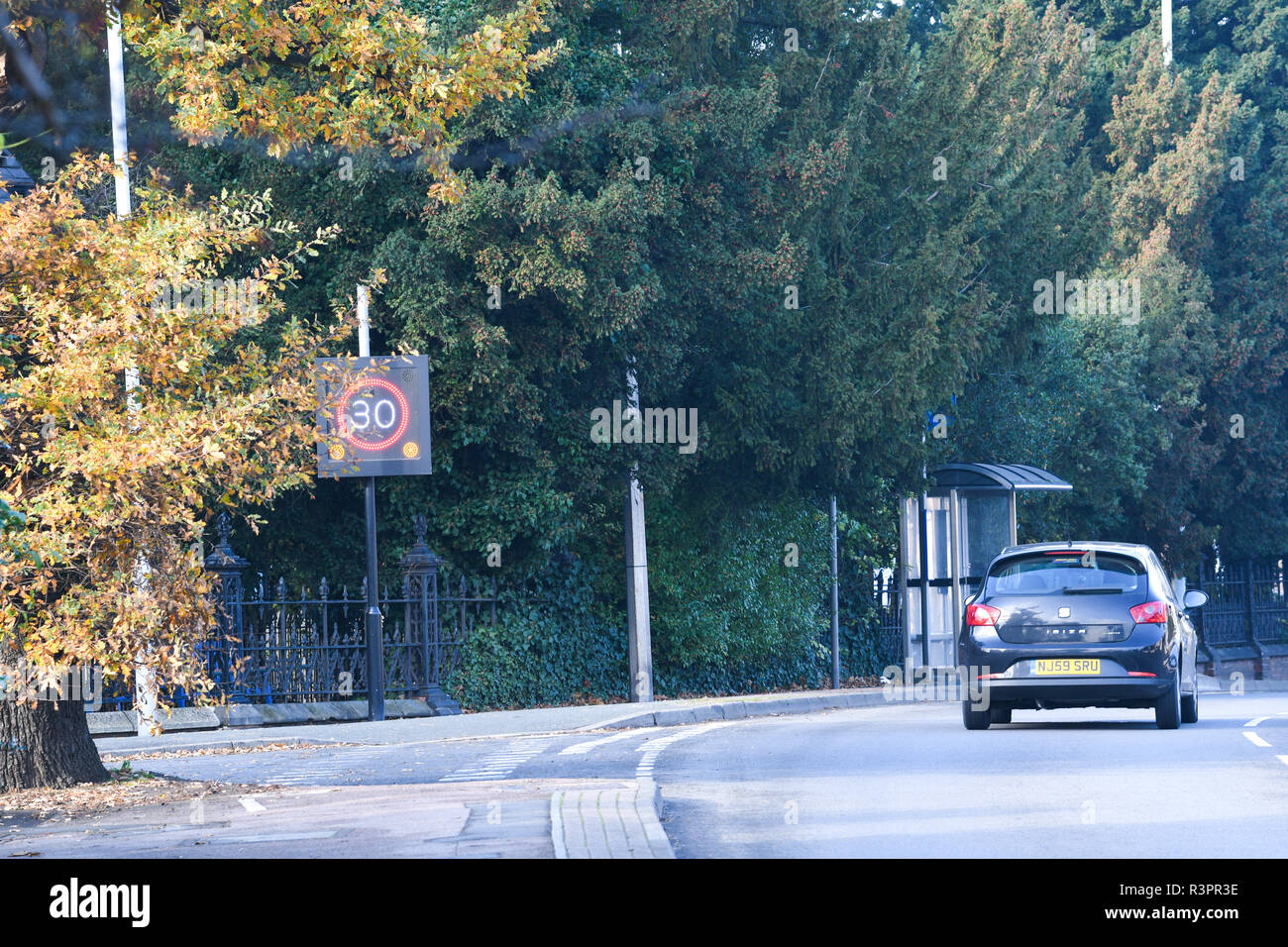 30 MPH segno attivato dal passaggio auto Foto Stock