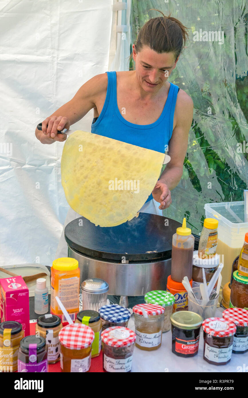 Donna fare crepes, Martainville, Normandia, Francia Foto Stock