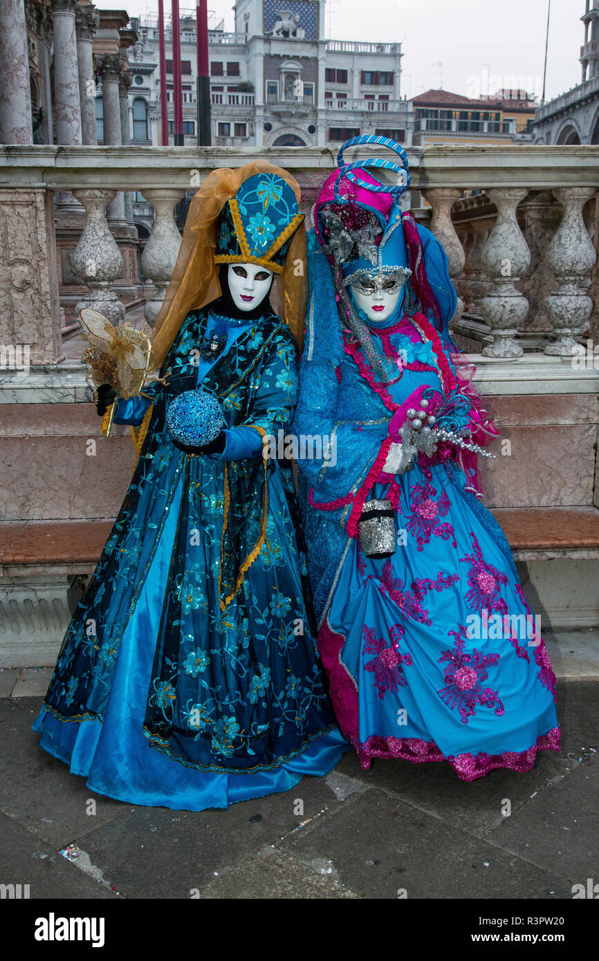 Venezia, Italia. Il carnevale con i modelli vestito con costumi e maschere Foto Stock