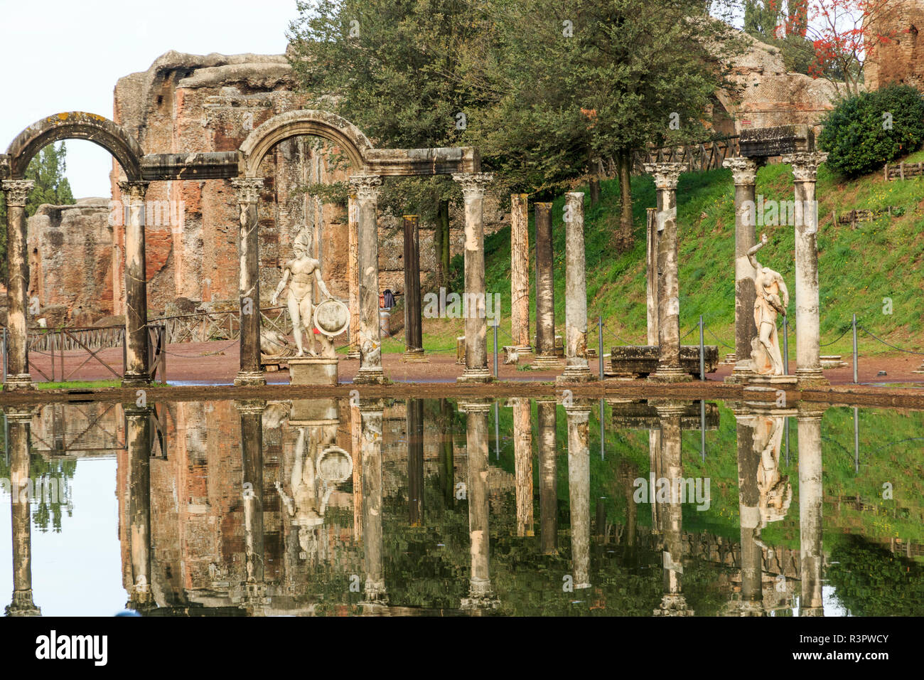 L'Italia, Lazio, Tivoli. Villa Adriana, Sito Patrimonio Mondiale dell'UNESCO. Il Canopo. Foto Stock