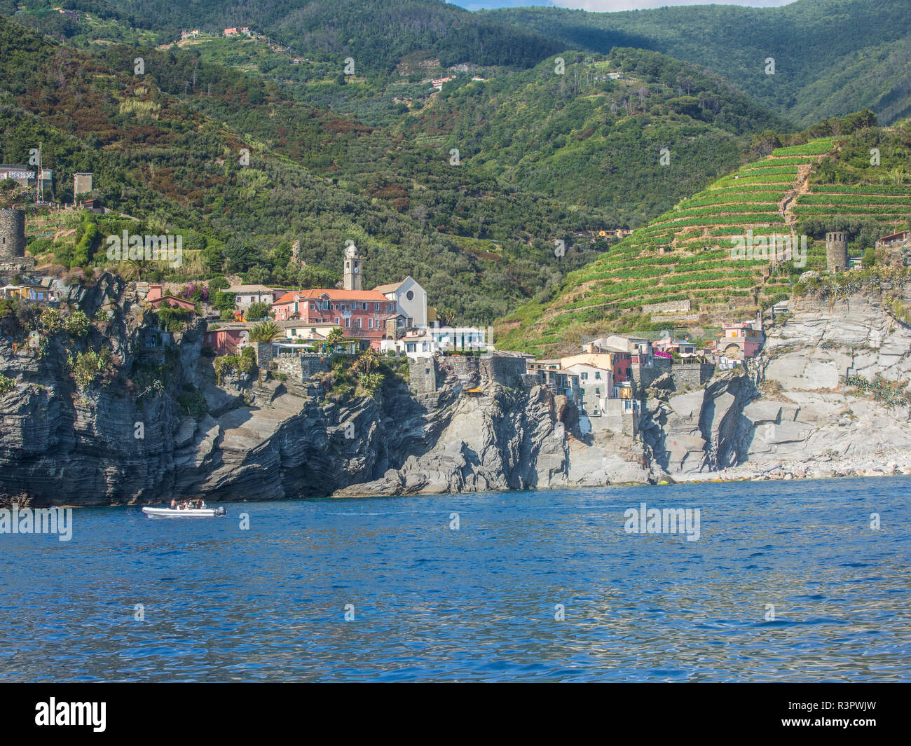 Vista dall'oceano di villaggi terrazzati delle Cinque Terre Foto Stock