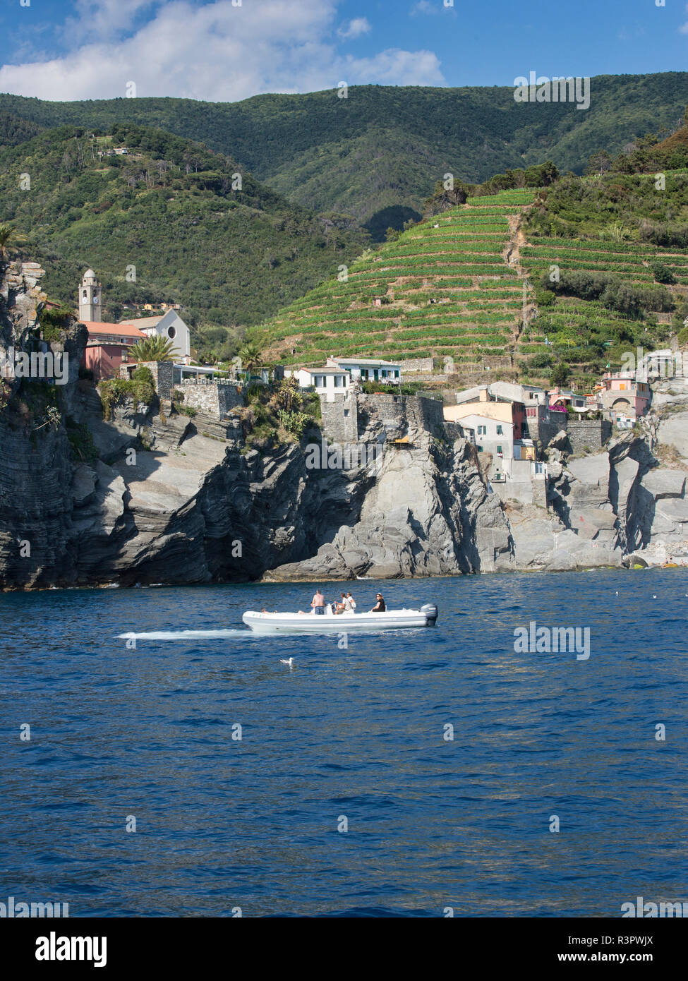 La crociera lungo la costa delle Cinque Terre Foto Stock