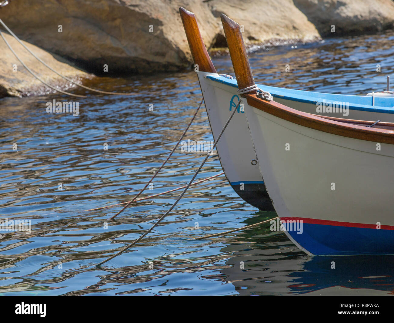 Piccole barche da pesca legato in porto Foto Stock