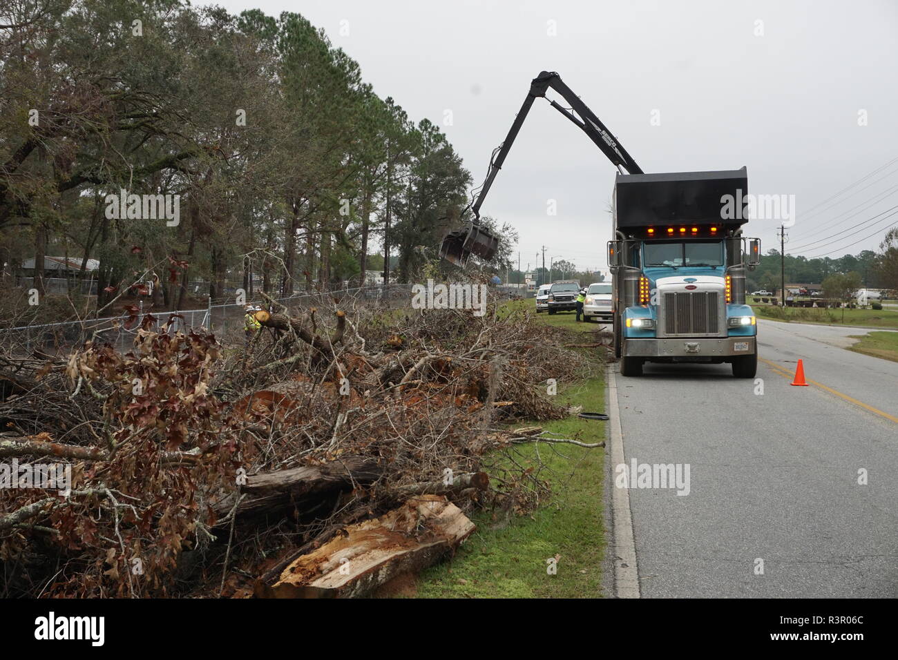 Un driver utilizza un fuso a snodo del braccio di gru di banchina di carico di detriti da uragano in Michael Dougherty County, Ga. Gli Stati Uniti Esercito di ingegneri lungo con funzionari di governo locali, ha iniziato la rimozione dei detriti attività in Georgia, sotto la direzione della Georgia per la gestione di interventi di emergenza e Homeland Security Agency (GEMA/HS) federale e di gestione di emergenza agenzie (FEMA) come parte del FEMA detriti assegnazione di missione. Foto Stock
