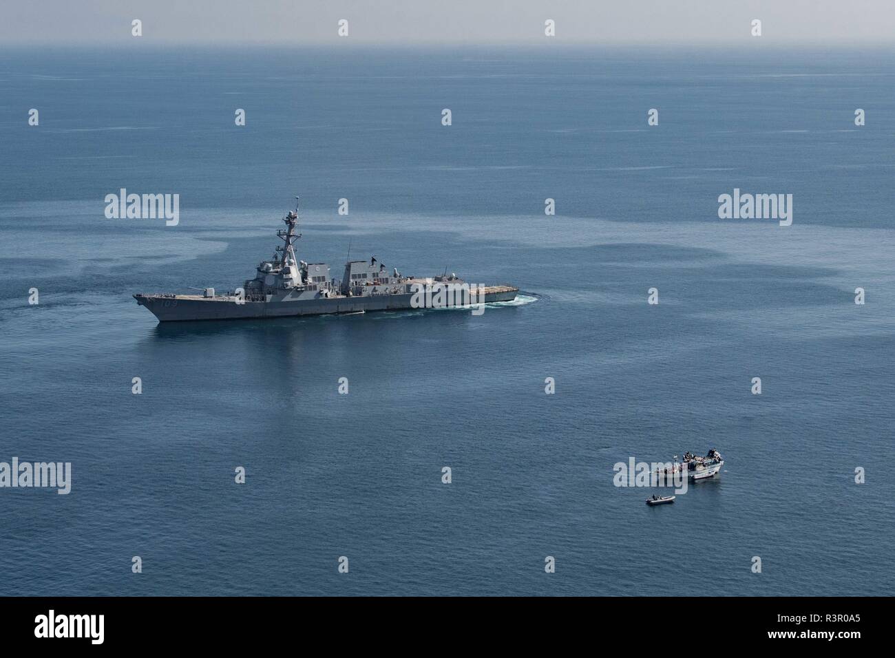181120-N-UX013-1161 Golfo di Aden (nov. 20, 2018) una visita, scheda, ricerca e sequestro del team su rigid-scafo barche gonfiabili ispezionare un sospetto dhow come parte di le operazioni di sicurezza marittima con la classe Arleigh-Burke guidato-missile destroyer USS Jason Dunham (DDG 109). Jason Dunham è distribuito negli Stati Uniti Quinta Flotta area di operazioni a sostegno di operazioni navali per garantire stabilità marittimo e la sicurezza nella regione centrale di collegamento del Mediterraneo e del Pacifico attraverso l'Oceano Indiano occidentale e tre strategici punti di strozzatura. (U.S. Foto di Marina di Massa lo specialista di comunicazione di terza classe Foto Stock