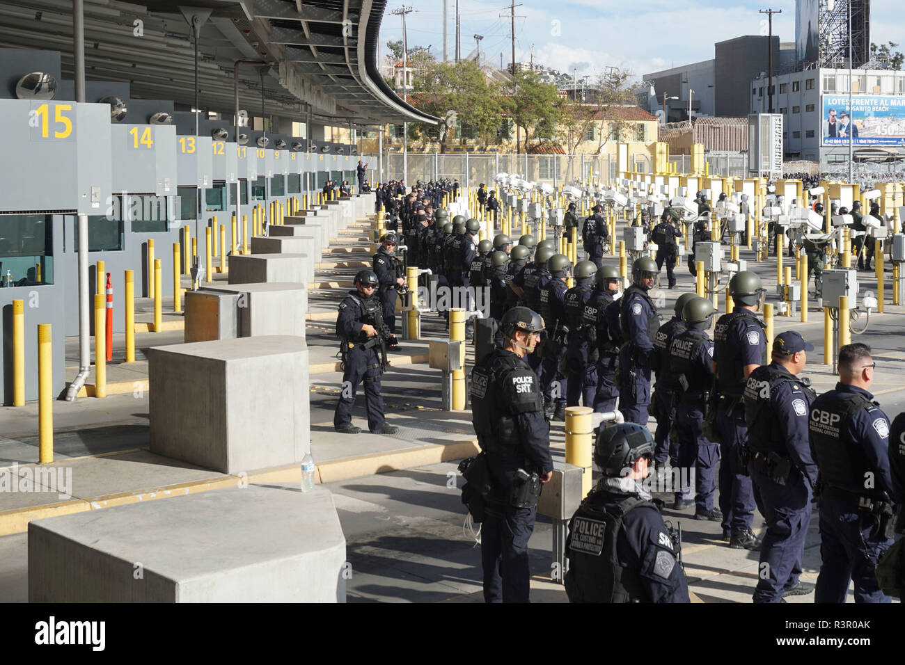 Il CBP i funzionari dell'ufficio di operazioni sul campo e gli agenti DA PARTE DEGLI STATI UNITI Pattuglia di Confine e aria marina e di eseguire operazioni pianificate un esercizio di preparazione al San Ysidro porto di entrata. Questo esercizio è progettato per valutare la fattibilità e valutare le capacità delle strutture di CBP per effettuare i necessari preparativi. Novembre 22, 2018. Foto di CBP da Shawn Moore. Foto Stock