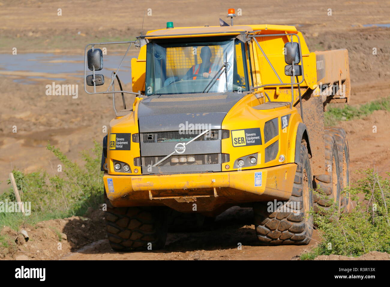 Una Volvo A30 dumper articolato lavorando sulla costruzione di IPORT in Rossington,Doncaster,South Yorkshire Foto Stock