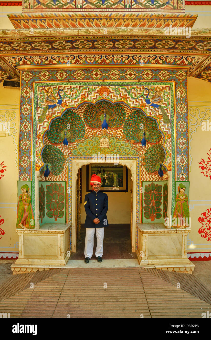 RAJASTHAN JAIPUR INDIA PEACOCK GATE E GUARD MAHARAJAS PALACE Foto Stock