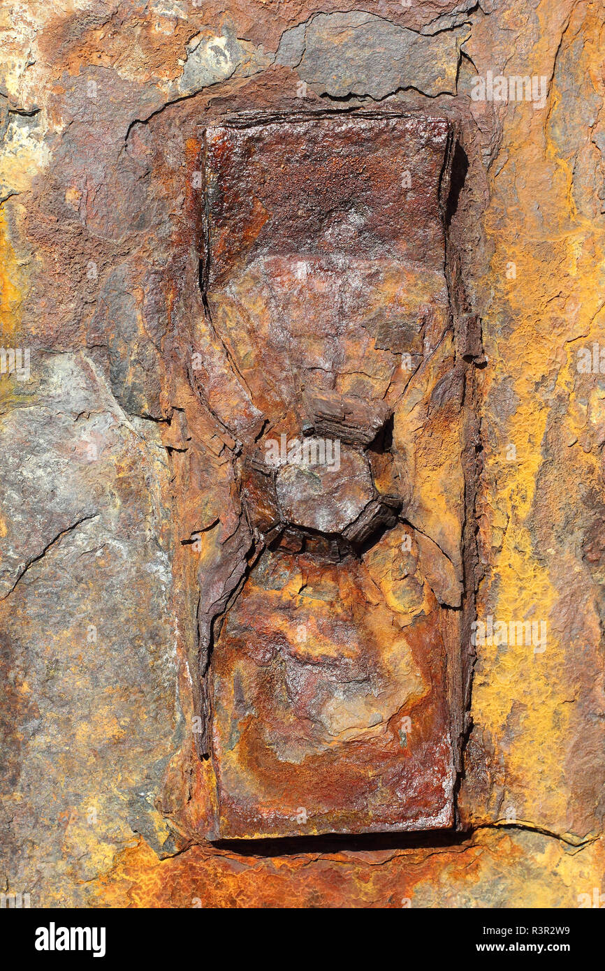 Rusty frammenti di un bullone esagonale a testa con flangia Foto Stock