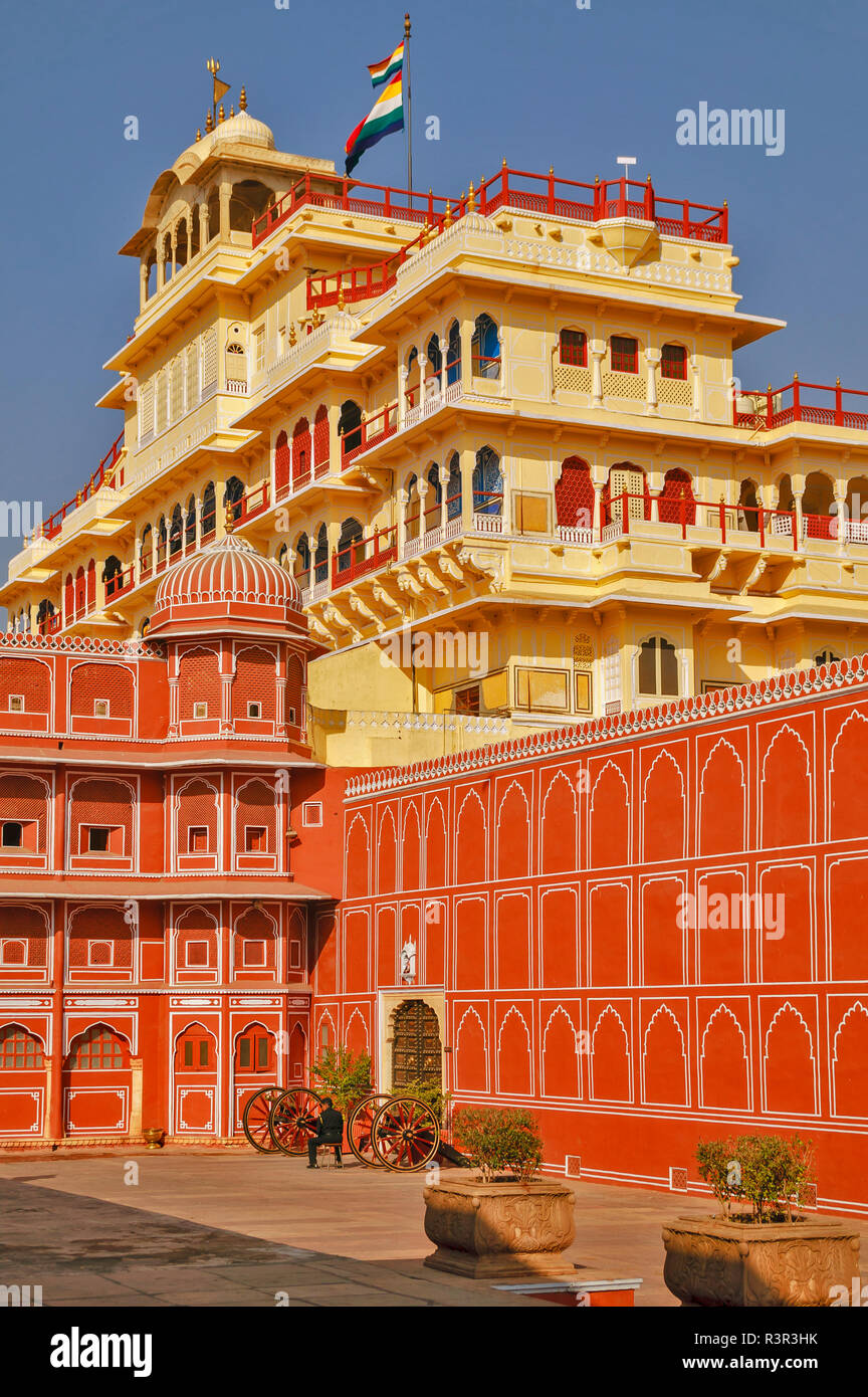 RAJASTHAN JAIPUR INDIA MAHARAJA PALACE e pistole cerimoniale Foto Stock