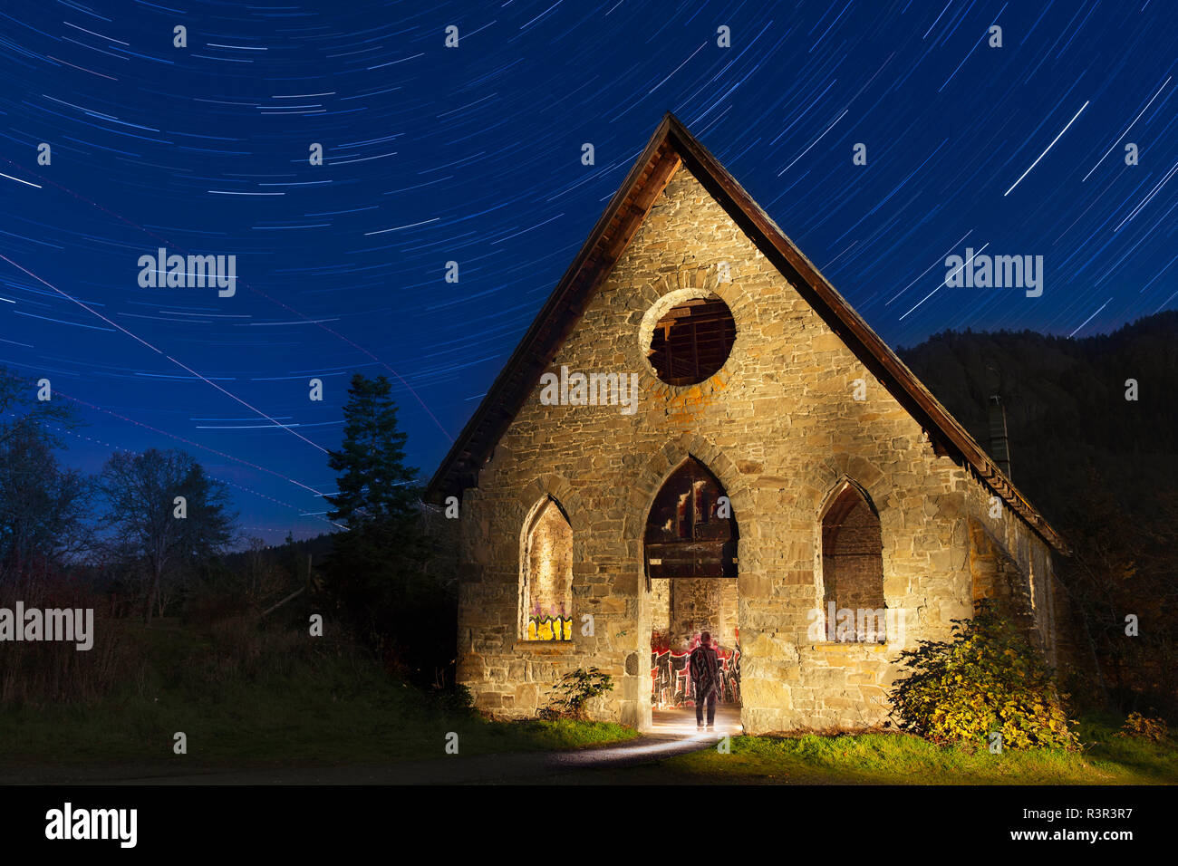 Centro storico di burro di pietra chiesa vicino Cowichan Bay di notte-Cowichan Bay, British Columbia, Canada. Foto Stock