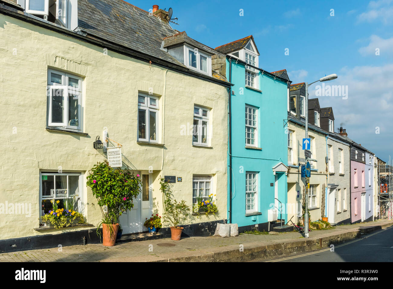 Dipinto luminosamente case a schiera nella cittadina balneare di Padstow, Cornwall, Inghilterra Foto Stock